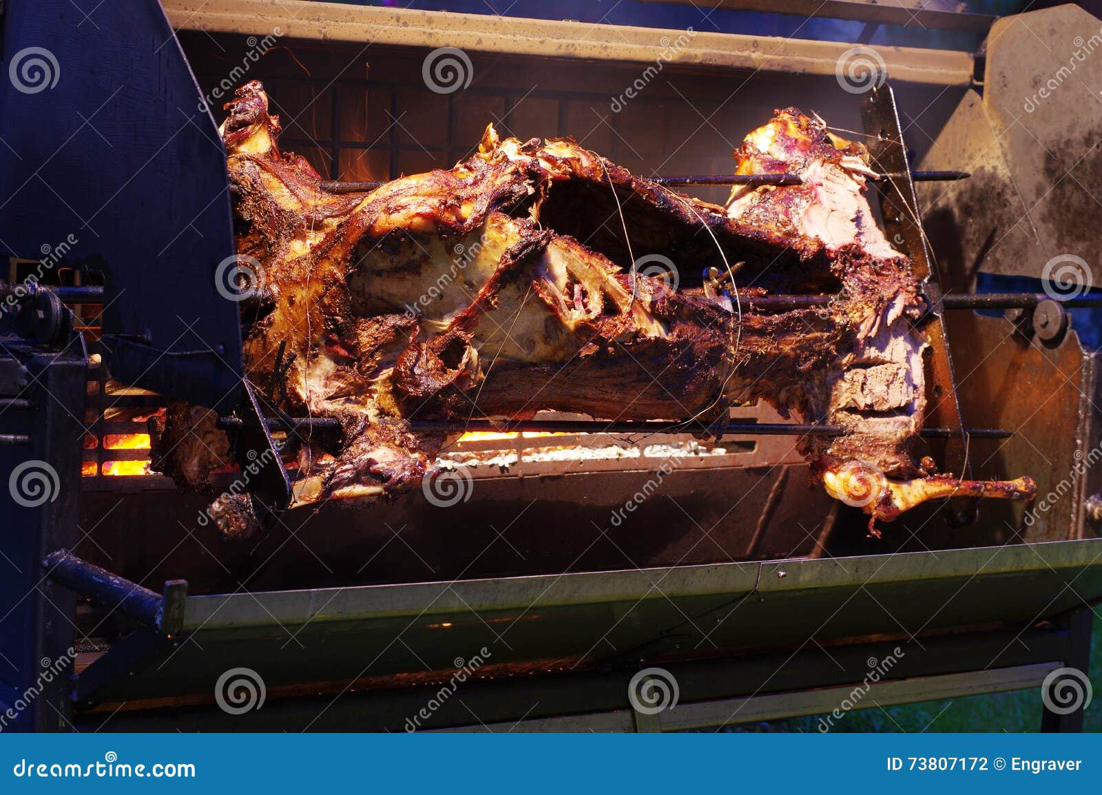 Carne Asada Sobre Un Fuego Abierto, Cocinado De Una Manera Especial La  Barbacoa Se Prepara De La Carne Del Cordero O De Ovejas Y Foto de archivo -  Imagen de parrilla, grilled