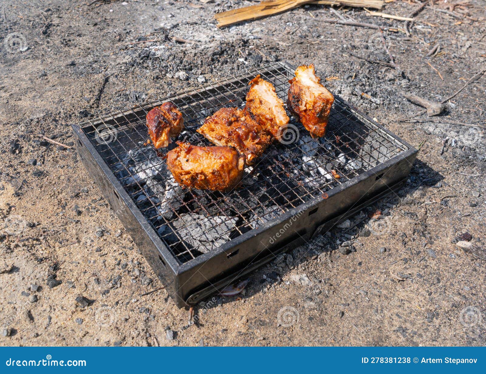 Parrilla de barbacoa con humo en la naturaleza al aire libre