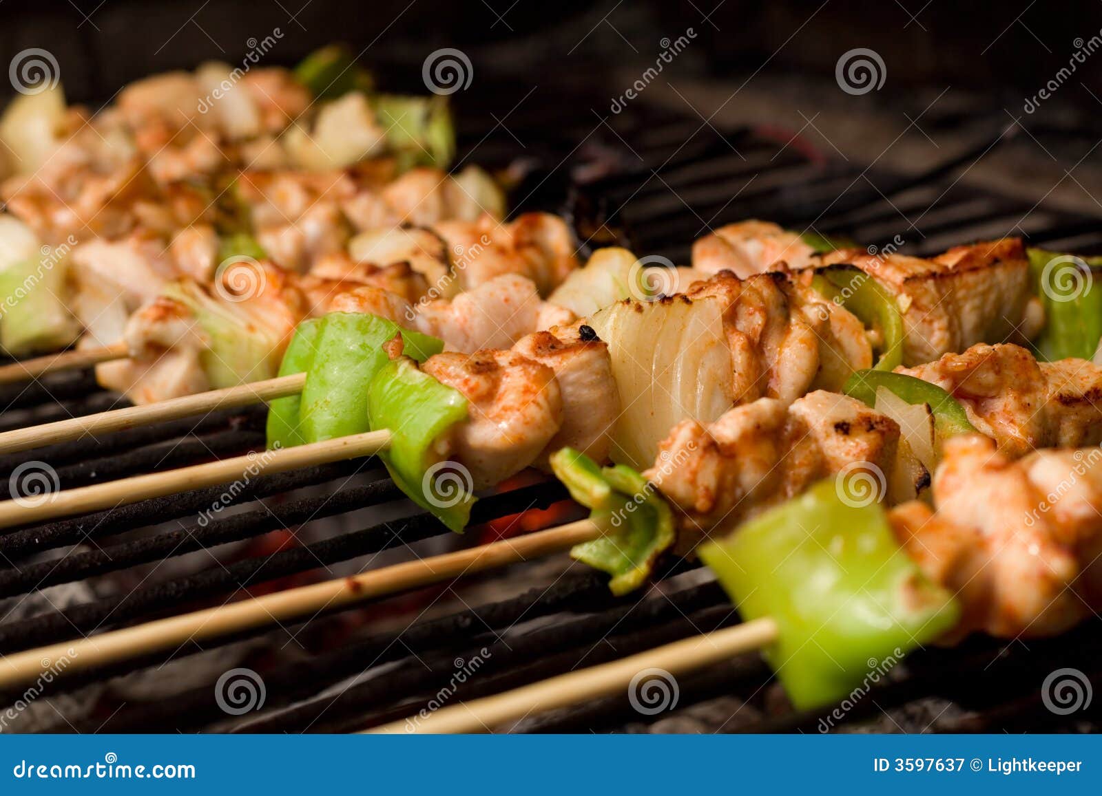 Barbecue op houten stokken stock afbeelding. Image of peper 3597637