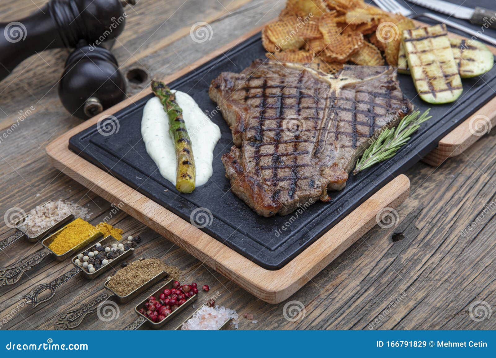 Barbecued T-Knochen Steak Mit Frischen Kräuter Und Marinade Serviert ...