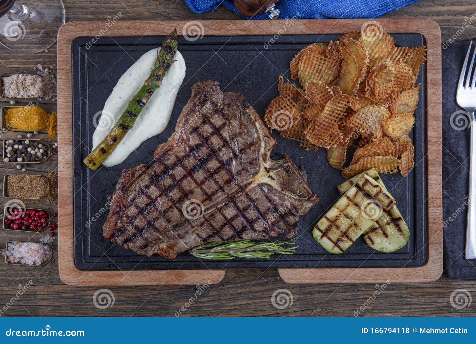 Barbecued T-Knochen Steak Mit Frischen Kräuter Und Marinade Serviert ...