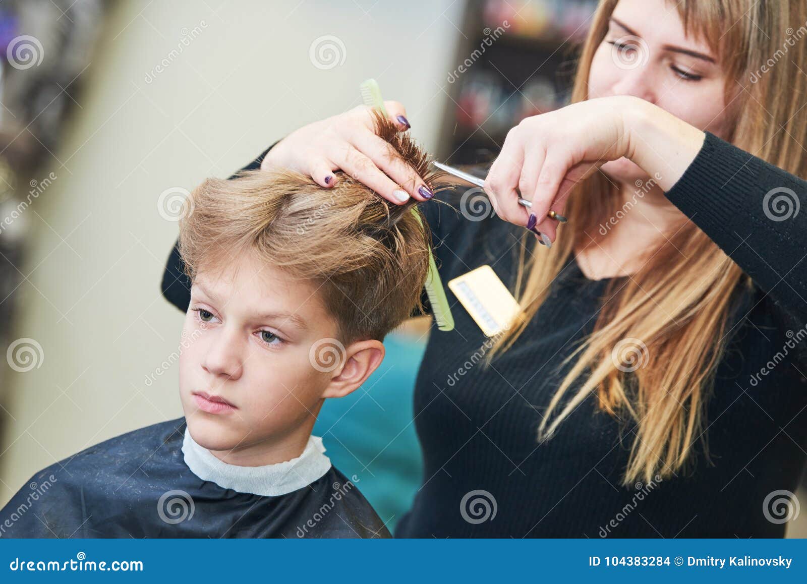 Cabeleireiro Fêmea Que Faz O Corte De Cabelo Masculino Com a