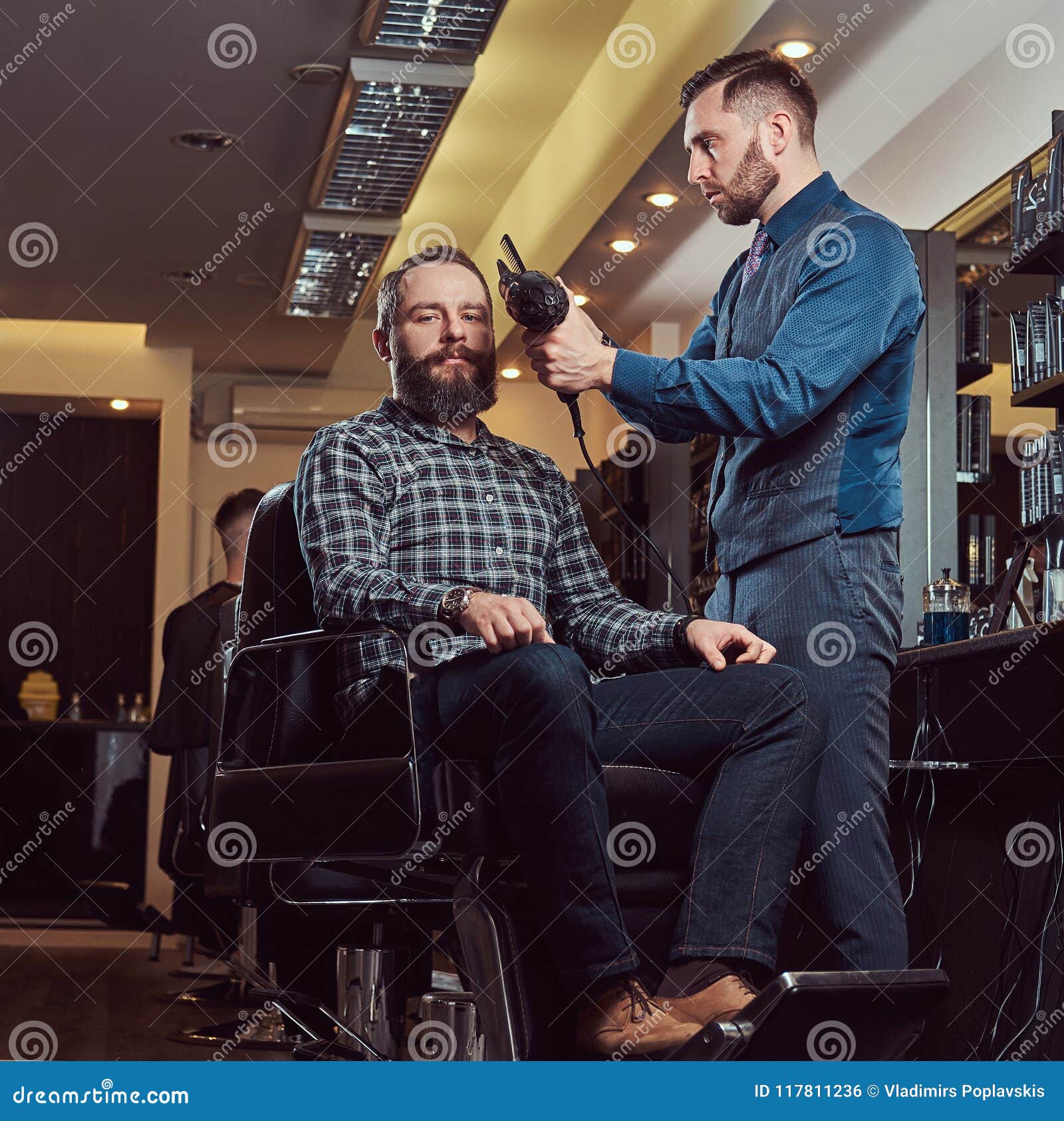 Barbeiro Profissional Que Trabalha Com Um Cliente Em Um Salão De Beleza Do  Cabeleireiro, Usos Um Secador De Cabelo Foto de Stock - Imagem de  profissional, estiloso: 117811236