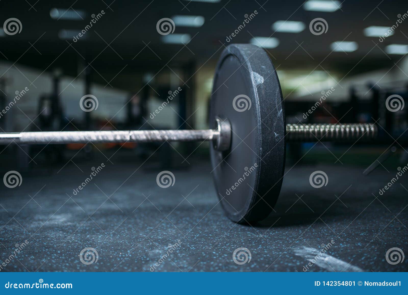 Weight lifting 3. Гантели на полу в спортзале. Штанга на полу. Спортзал пол тяжелая атлетика. Бутафорская штанга.