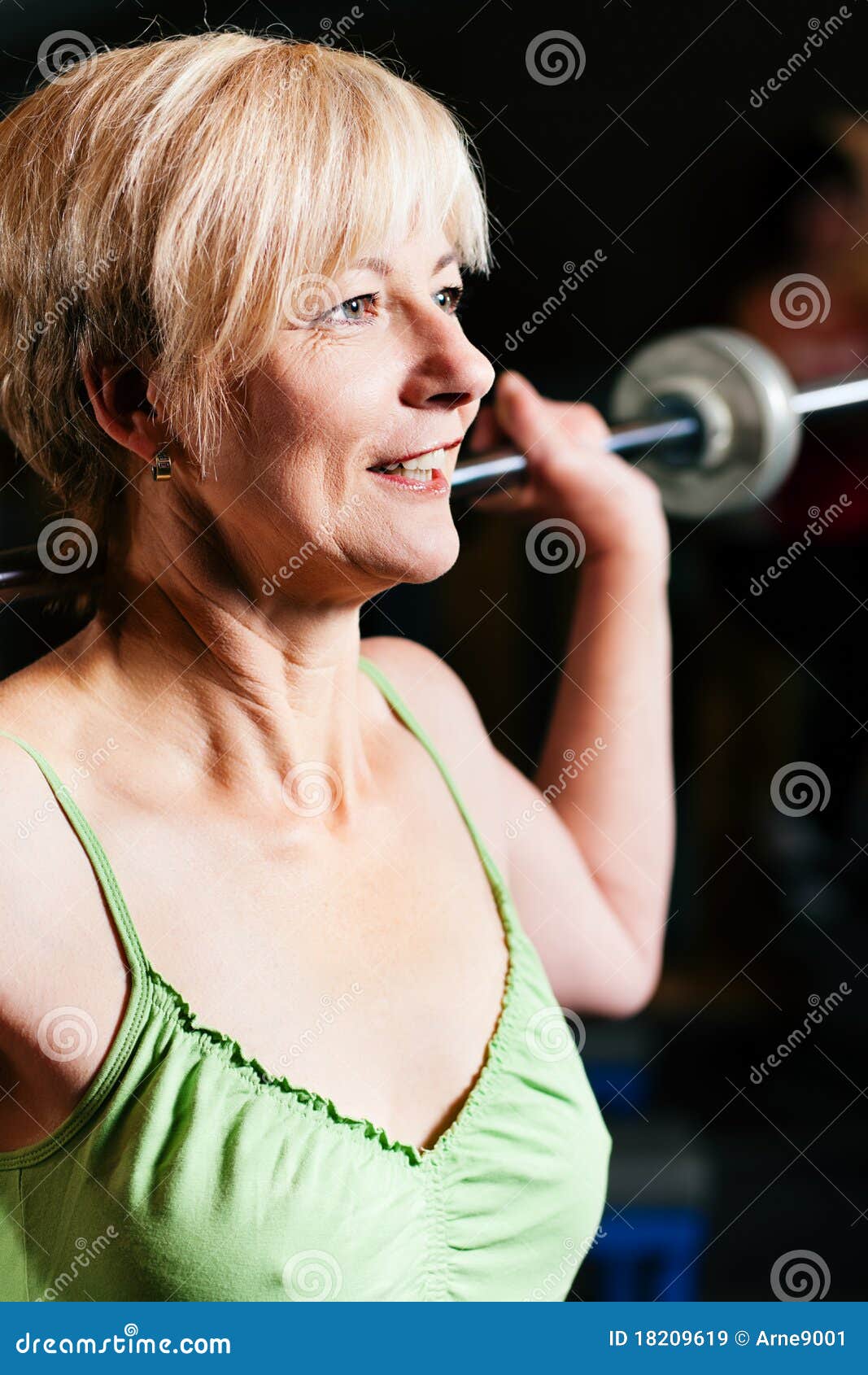 Barbell gym seniora kobieta. Tła barbell target2495_0_ przyjaciół gym seniora zbyt kobiety