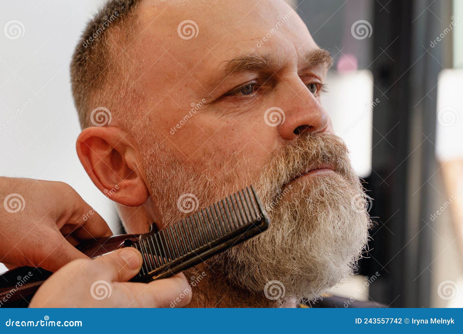 Barbería Y Cortadora De Barba Hombre Con Máquina De Afeitar En Barbería.  Foto de archivo - Imagen de sitio, afeitado: 243557742