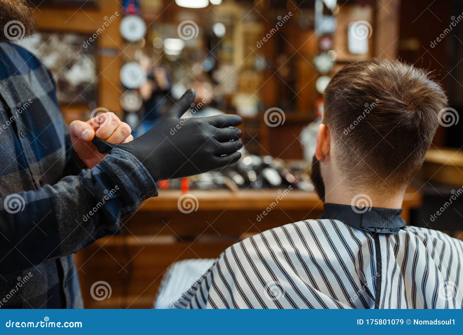 Coiffeur Dans Le Tablier Avec Le Salon De Coiffure D'outils De Coupe Image  stock - Image du coiffeur, homme: 178103687
