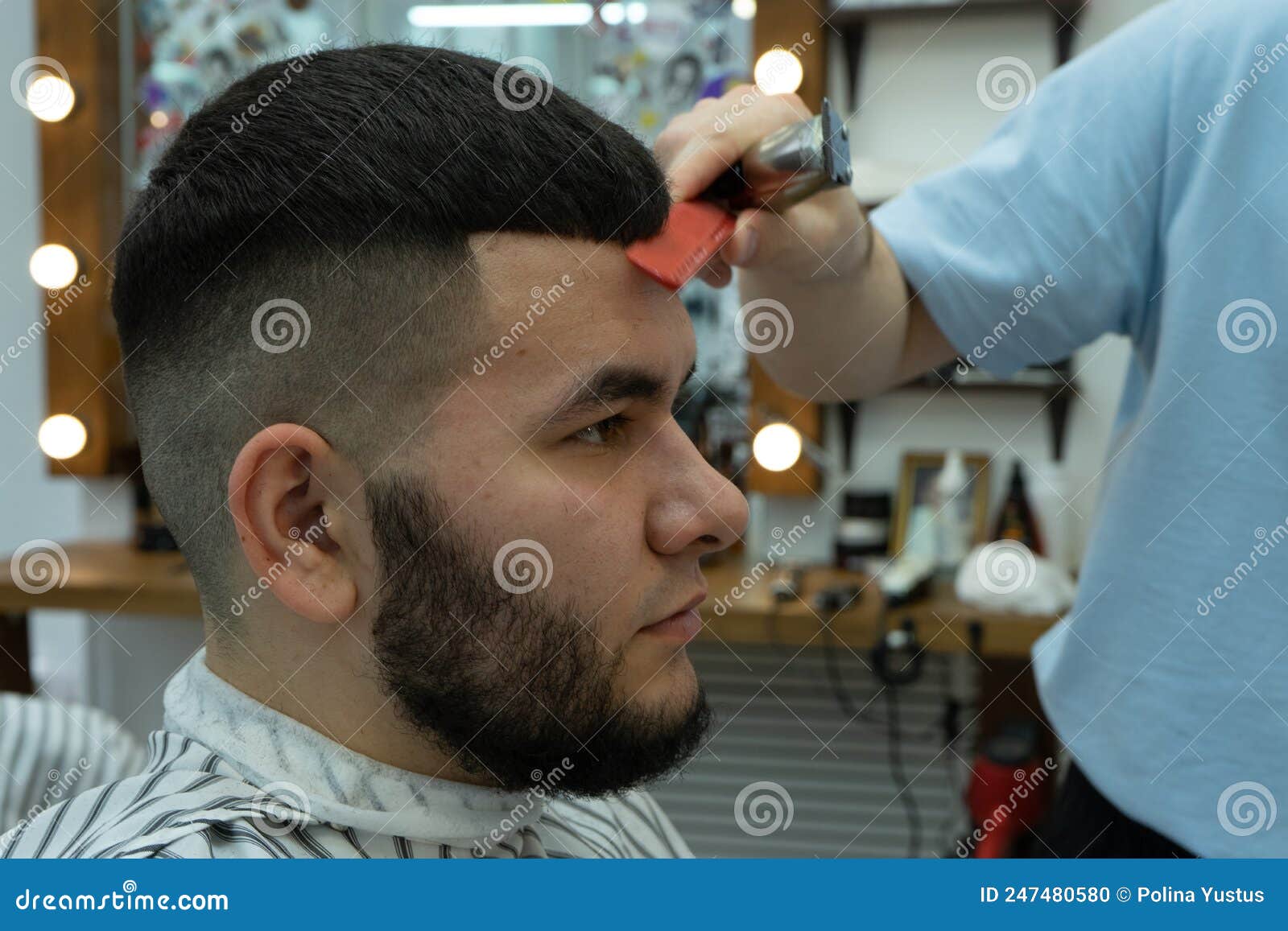 Barber Peigne Les Cheveux De Son Client Photo stock - Image du verticale,  enfant: 247480580