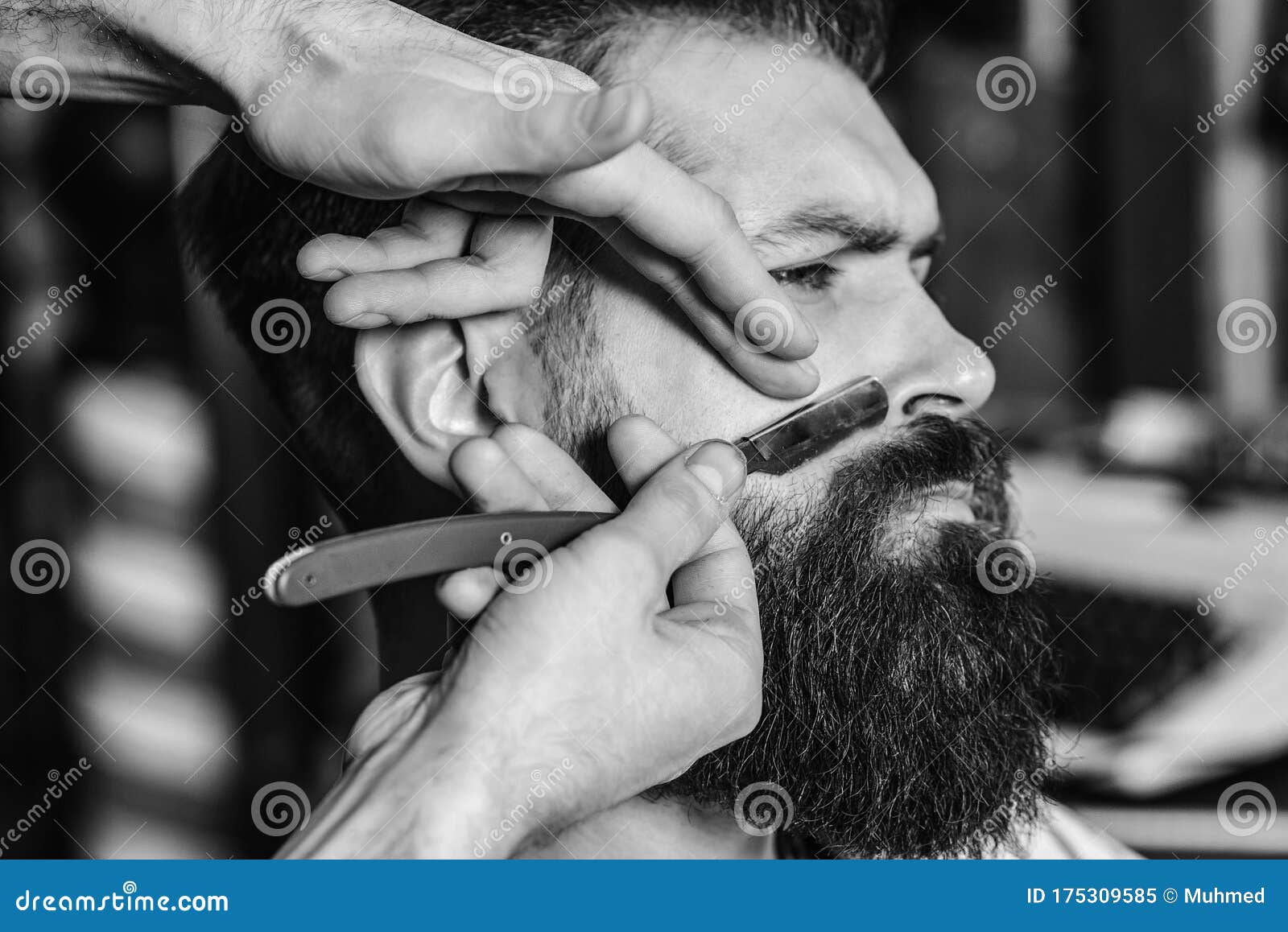 El Peluquero Afeita La Cabeza Del Cliente Con Una Máquina De Afeitar Foto  de archivo - Imagen de haircut, servicio: 134216192