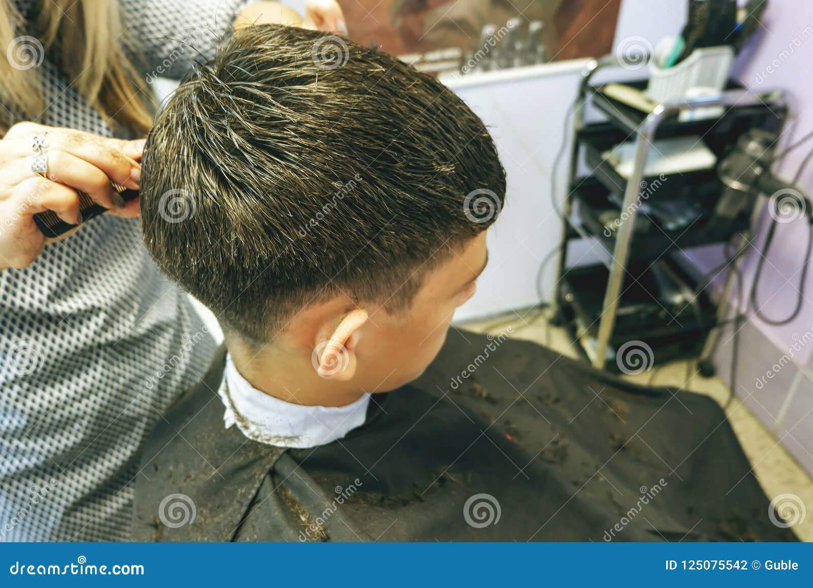 Salão. close-up de um corte de cabelo feminino, mestre em uma barbearia