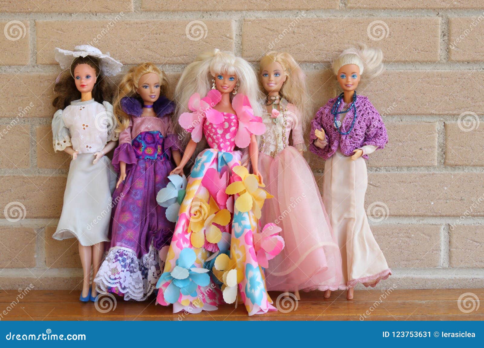 Barbie Dolls with 80s and 90s Outfits Editorial Photo - Image of collector,  blondes: 123753631