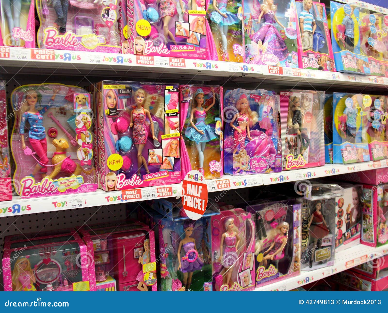 Много игрушек кукол. Прилавок с куклами. Куклы Барби на полке. Куклы на полке в магазине. Кукол которые продаются в детском магазине.