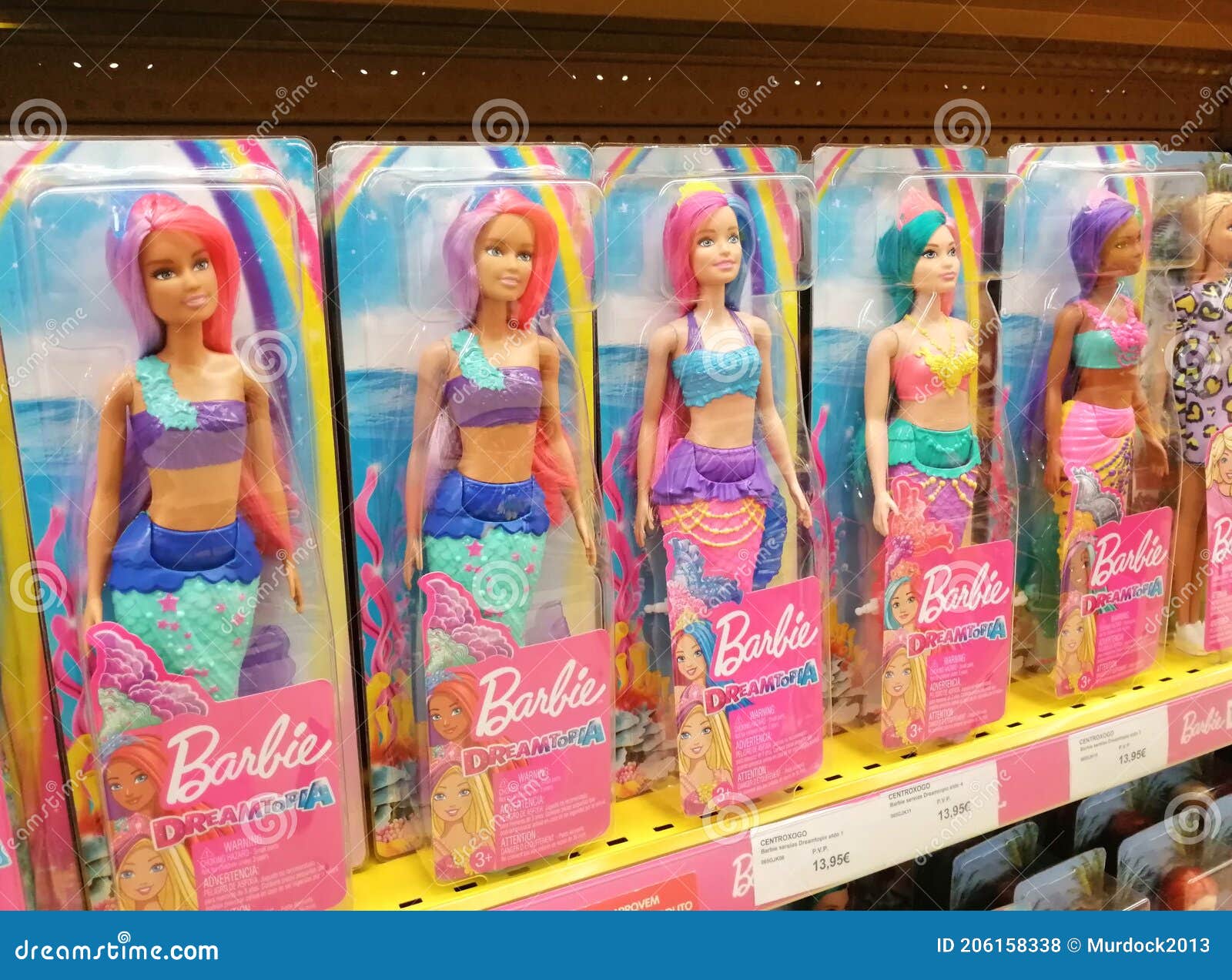 Schrijf op kleur opblijven Barbie - poppen te koop redactionele stock foto. Image of speelgoed -  206158338