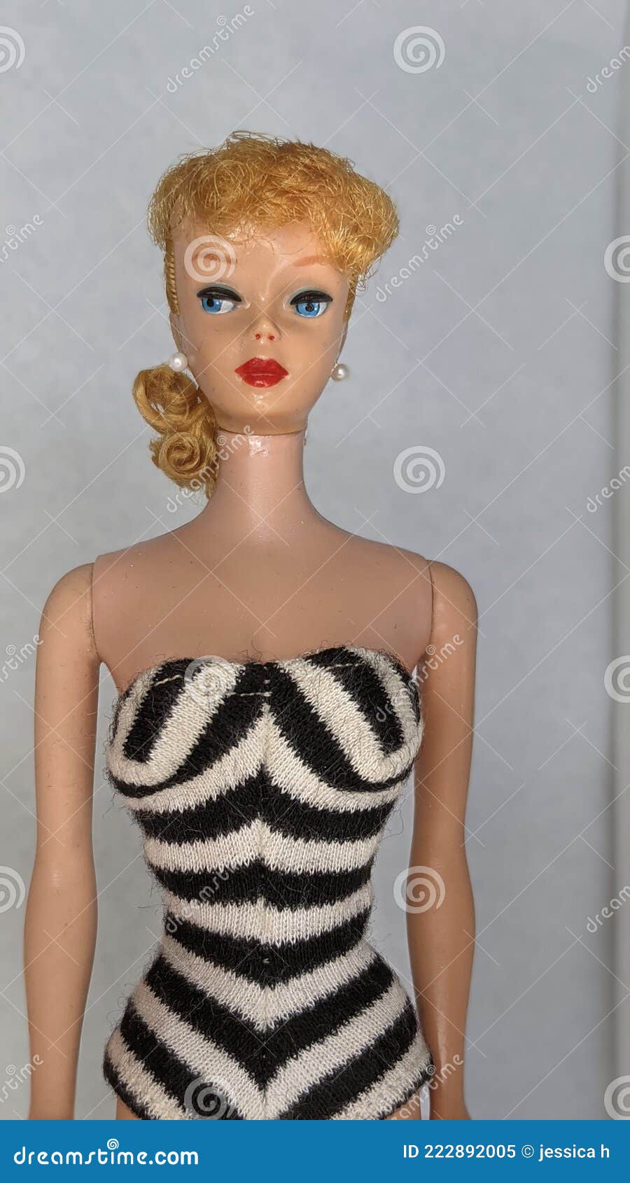 Barbie Vintage Con Traje De Baño a Rayas Imagen - Imagen de swimsuit, 222892005
