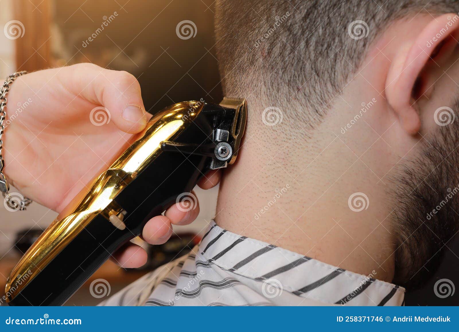 Barbiere Di Parrucchiere Che Taglia I Capelli Dal Retro Della Testa Del  Cliente Con Un Rasoio Di Rasoio Elettrico D'oro. Uomo Fotografia Stock -  Immagine di elettrico, barba: 258371746