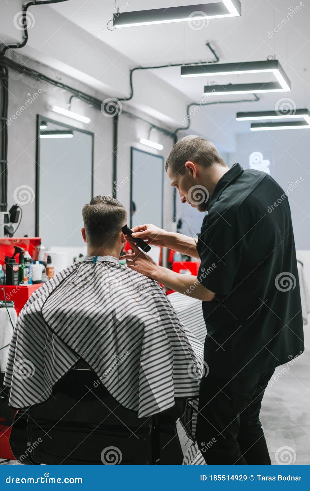 Barbiere Professionista Taglia Una Cliente Barbuta In Un ...