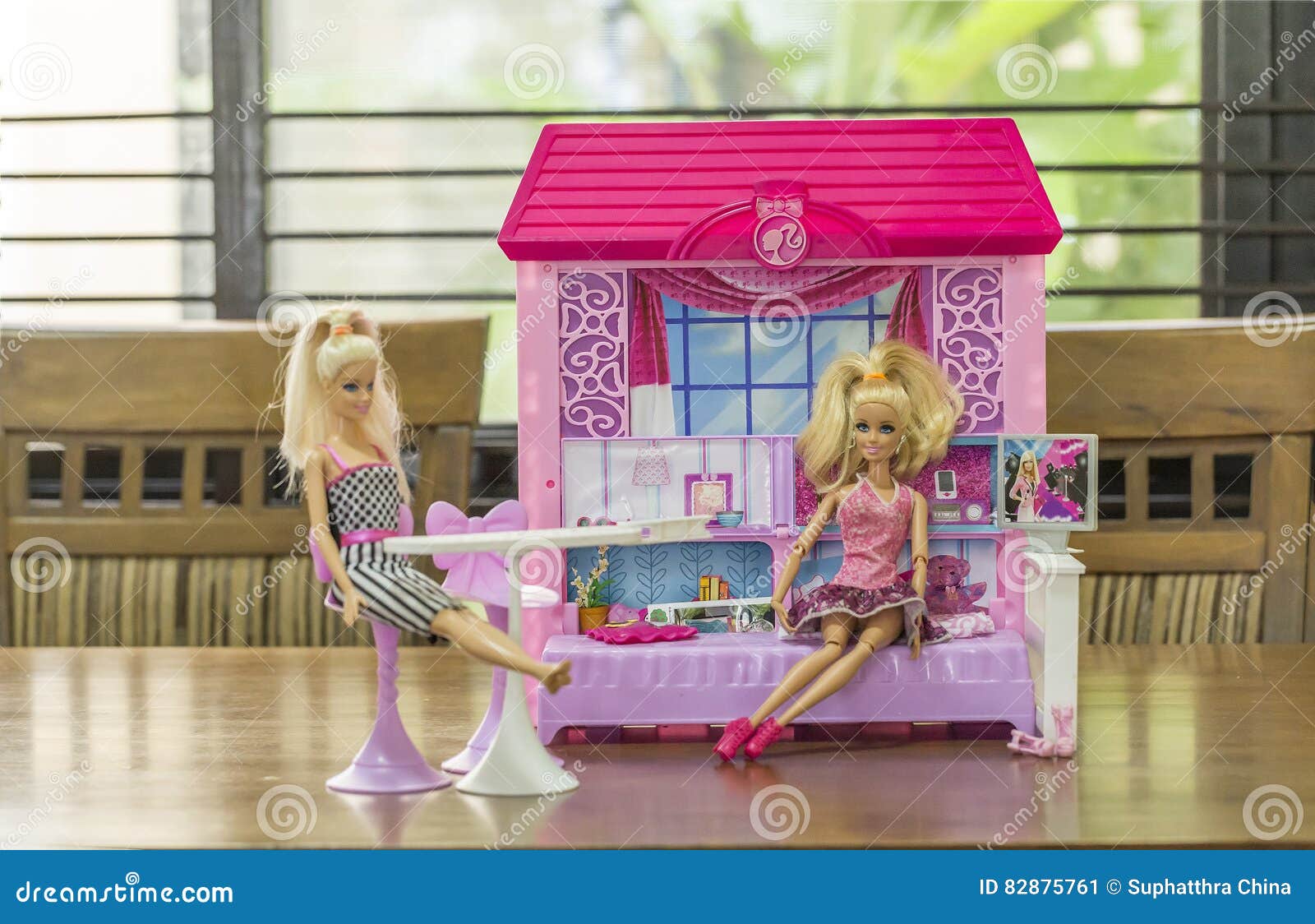 Dolls house miniatures hi-res stock photography and images - Alamy