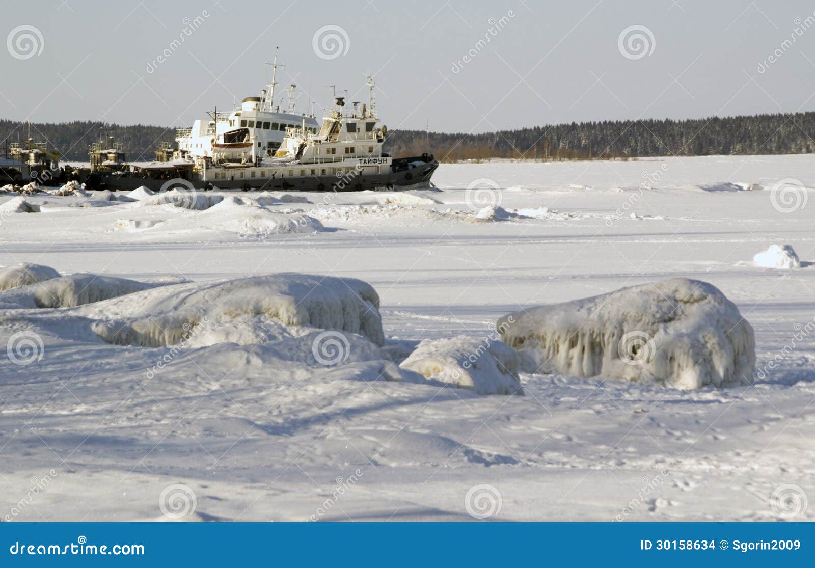 Barge amarrado na baía no inverno. A barca amarrada na baía do lago Onego no inverno. Parte européia cidade de Rússia, Carélia, Petrozavodsk