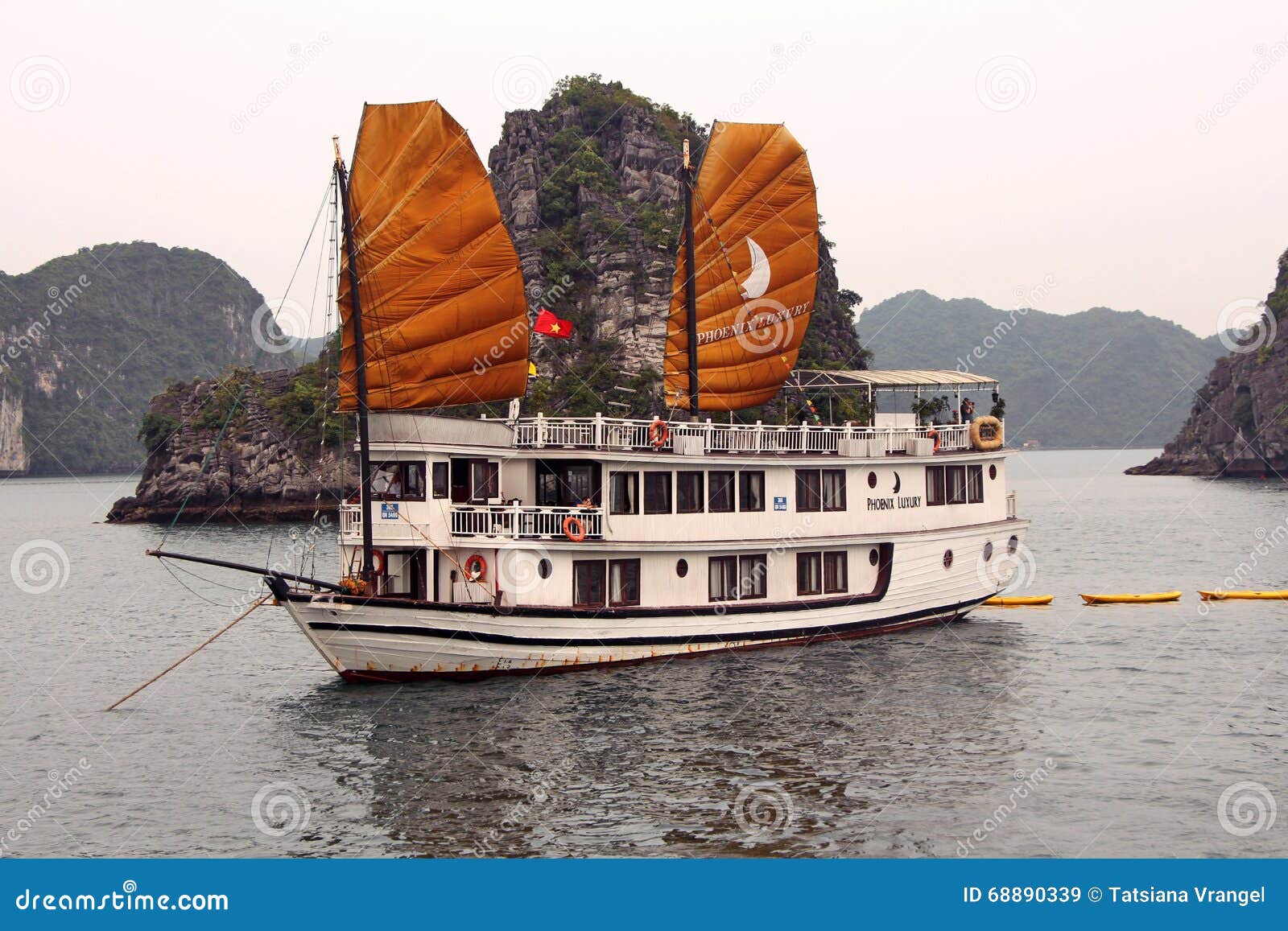 Barca Di Crociera Con Le Grandi Vele Nella Baia Di Halong Immagine Stock Editoriale Immagine Di Cielo Mare