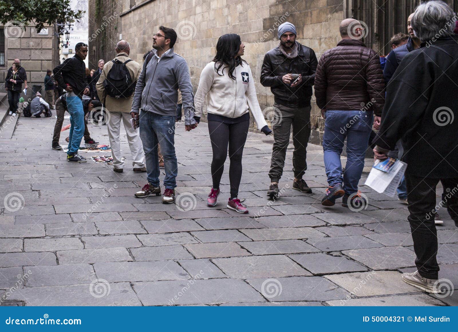 Turisti fuori della chiesa a Barcellona, Spagna