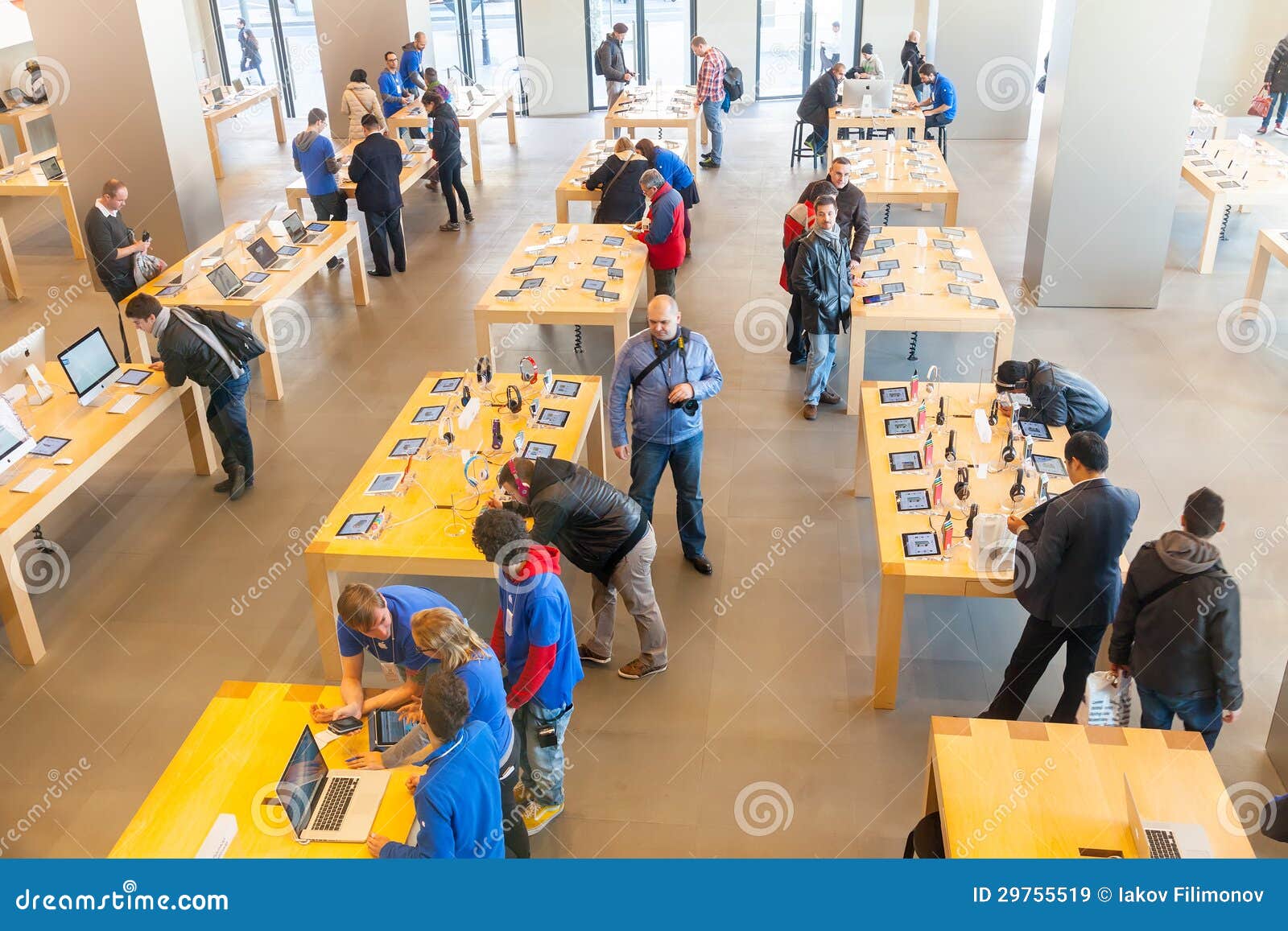 BARCELLONA, SPAGNA - 26 FEBBRAIO: Centro di presentazione di Apple inc nel 26 febbraio 2013 a Barcellona, Spagna. Capitalizzazione di borsa del 29 febbraio 2012 di più di $ 500 miliardo di USD