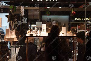 BARCELONA CARRER DEL SANTA ANNA December 2015 Visitors Inspect Shop BARCELONA CARRER DEL SANTA ANNA December 2015 Visitors Inspect Shop