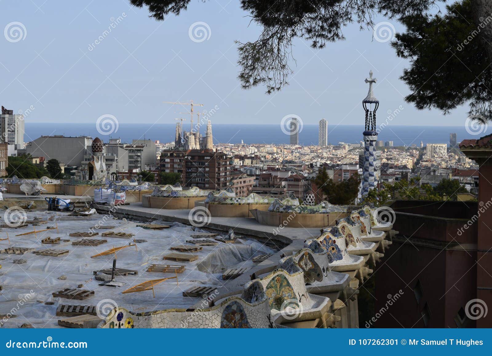 Barcelona do parque Guell. Ideia da skyline de Barcelona do parque de Guella Vista do mar Mediterrâneo