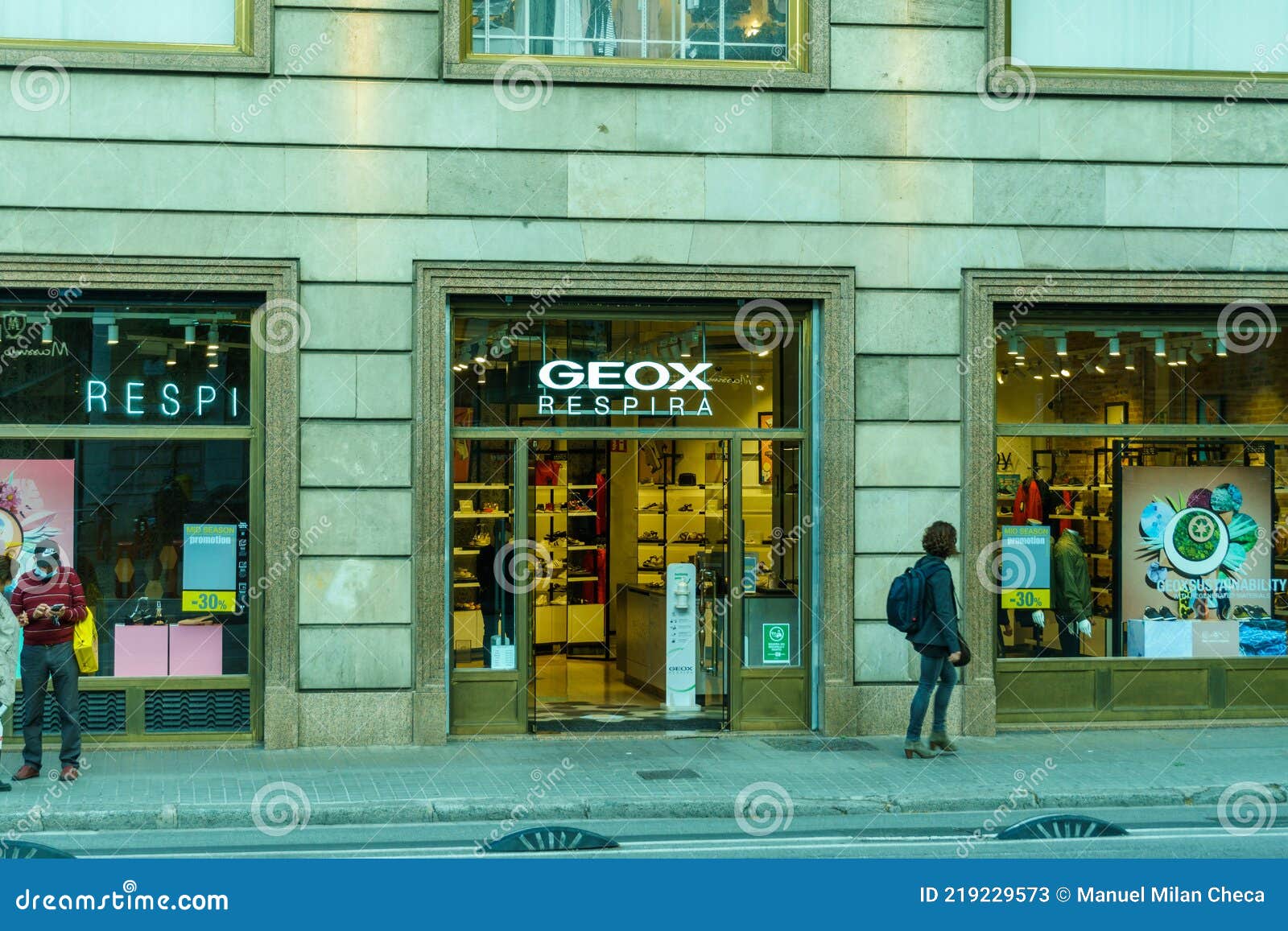 Barcelona España 11 De Mayo De 2021. Logotipo Y Fachada De La Marca Geox Italian De Zapatos Transpirables Y Resistentes Líquidos Foto de archivo - Imagen de respirable, barcelona: