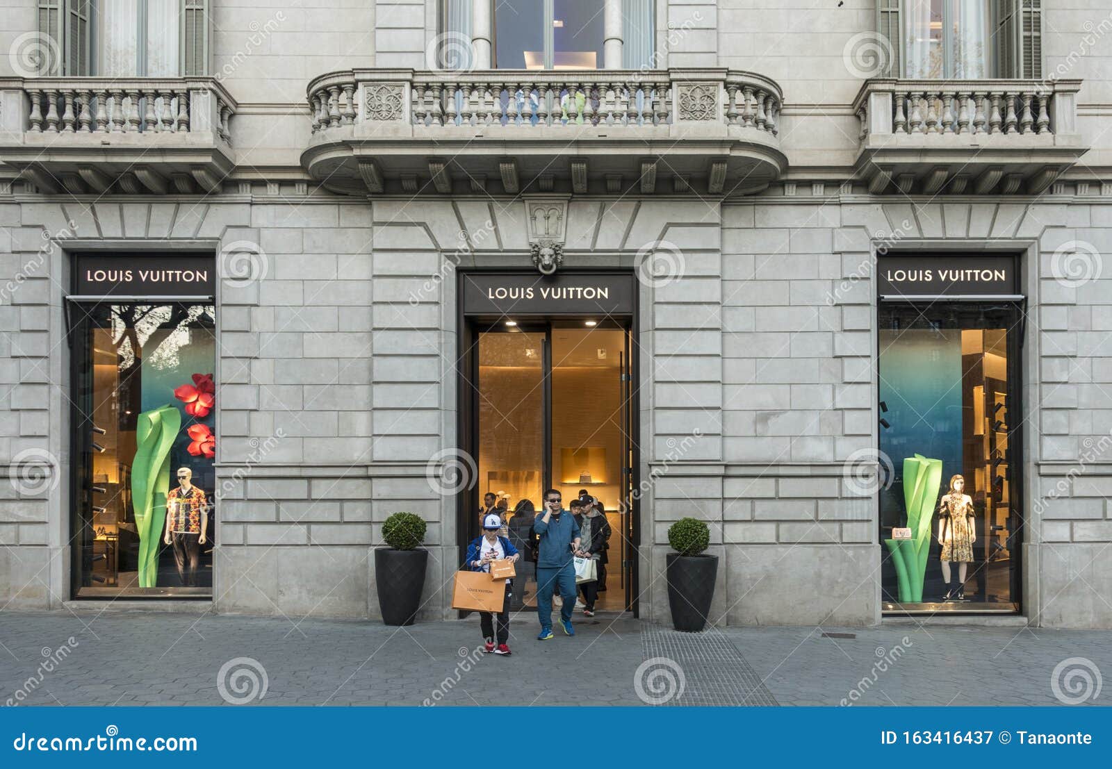 Barcelona, España Marzo De 2018: Gente Caminando Frente a La Tienda Louis  Vuitton Fotografía editorial - Imagen de louis, concepto: 163416437