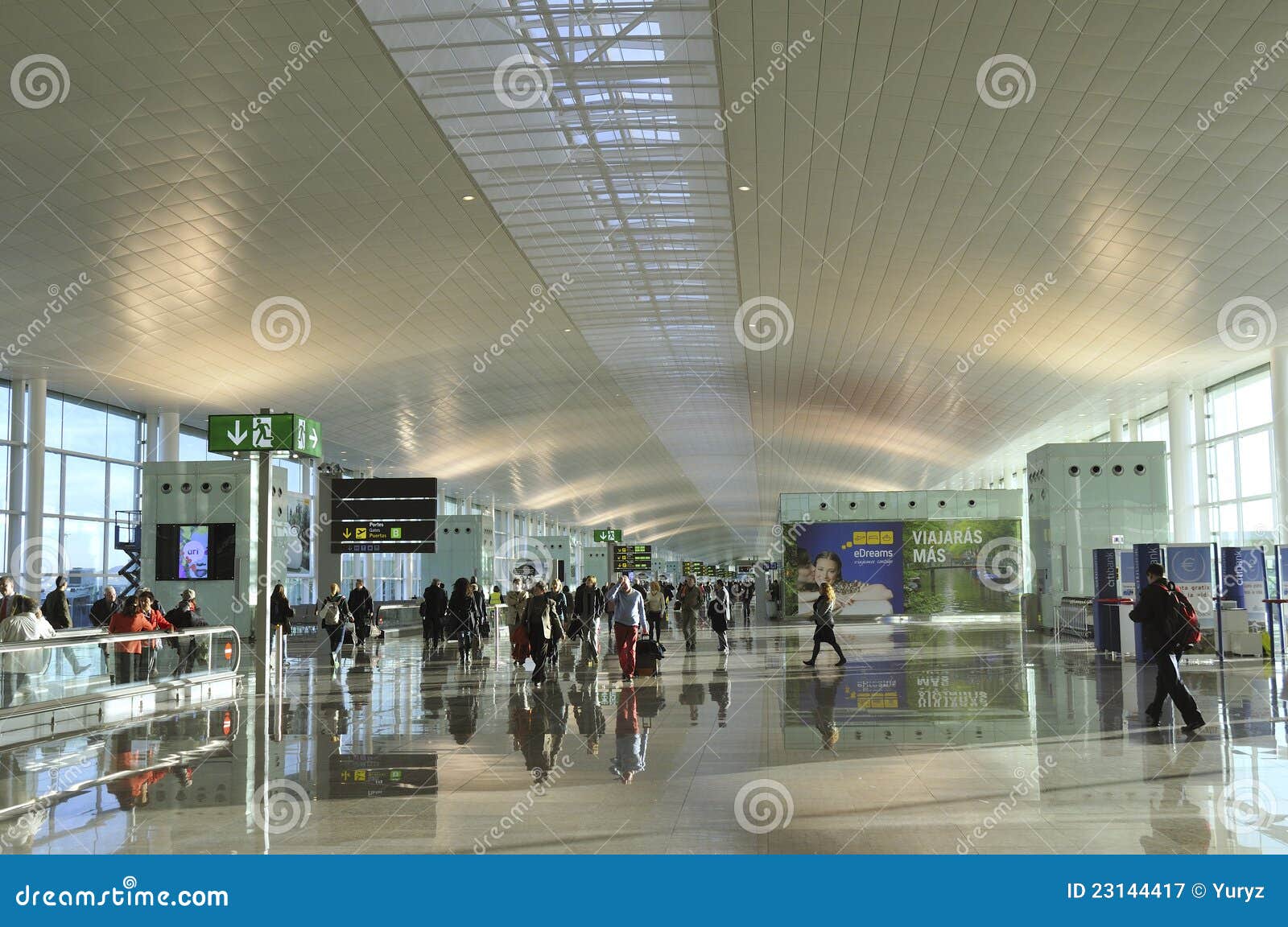 BarcelonaFlughafen redaktionelles stockfotografie. Bild von wiese