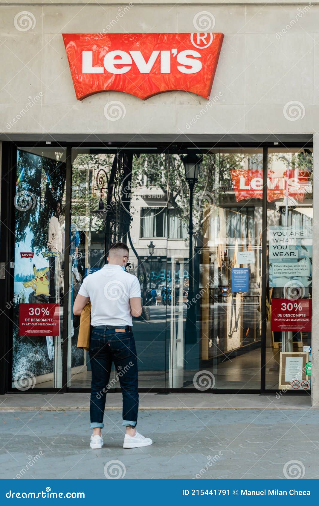 Barcelona, Spain - April 3, 2021. Logo and Facade of Levis, an American  Public Company that Produces Clothing, Known Worldwide Editorial Photo -  Image of fabric, chain: 215441791