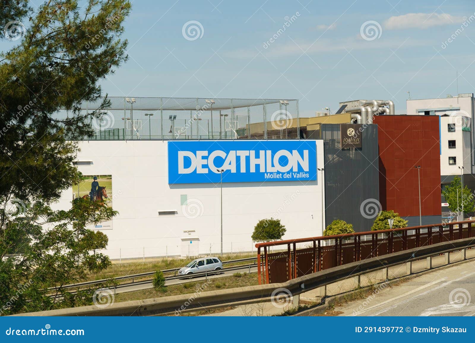 Exterior View Of Decathlon Sporting Goods Flagship Store Close To San  Francisco California Stock Photo - Download Image Now - iStock