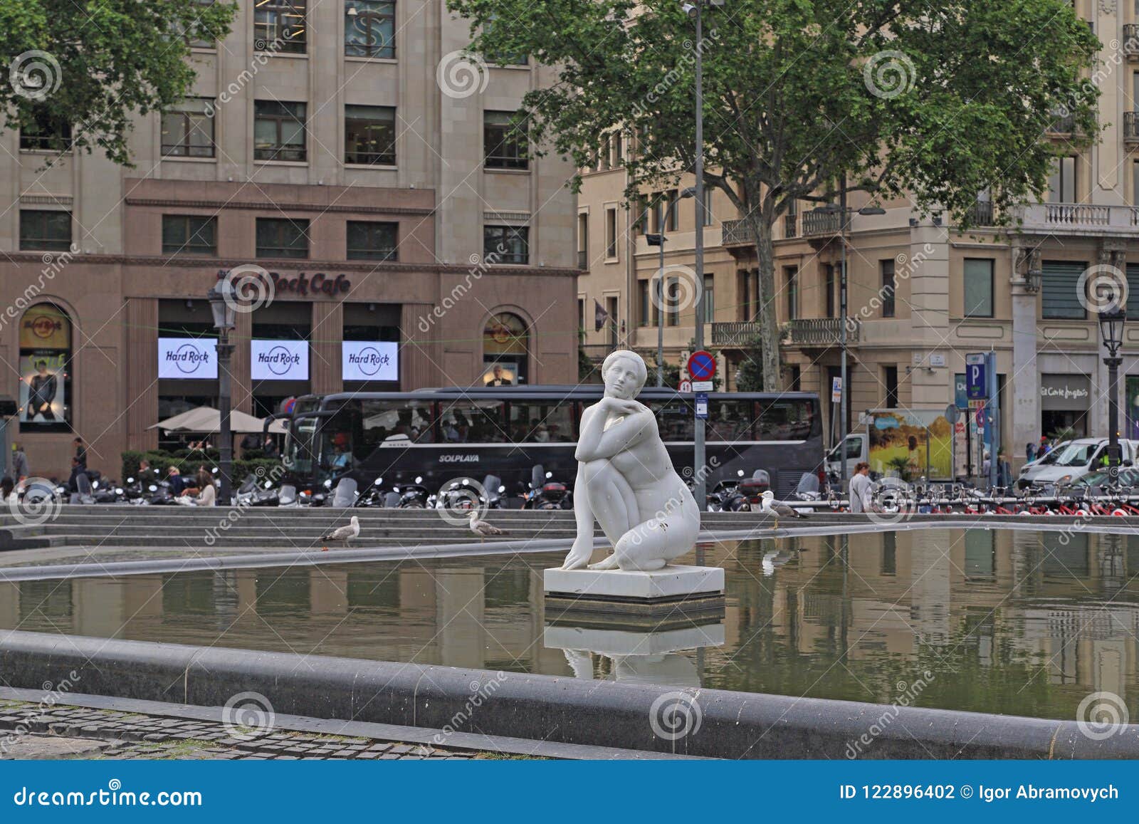 Sculpture Riddle in the Pool in Catalonia Square, Barcelona Editorial ...