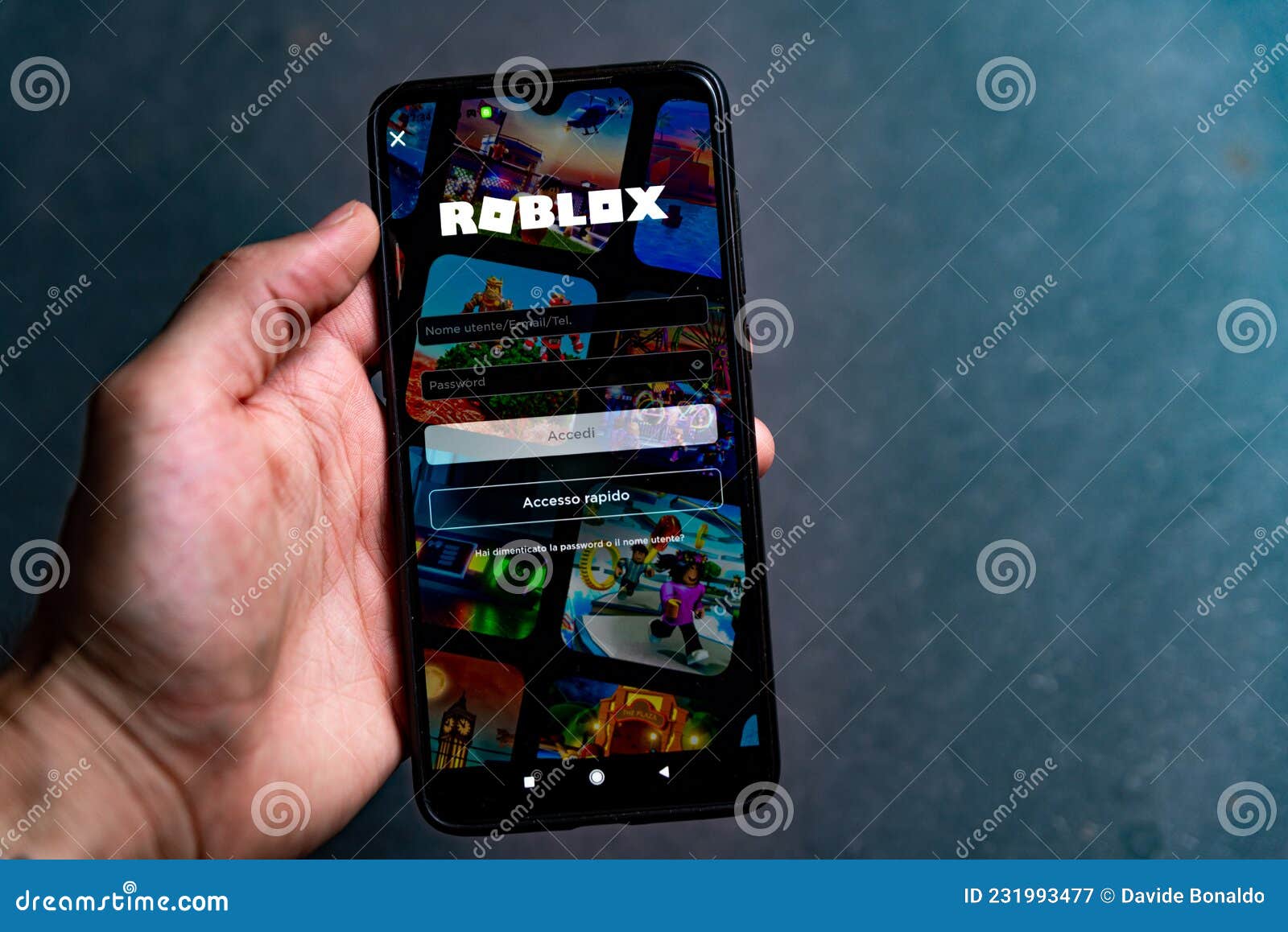 Roblox Game App On Smartphone Screen Foto stock 1996308800