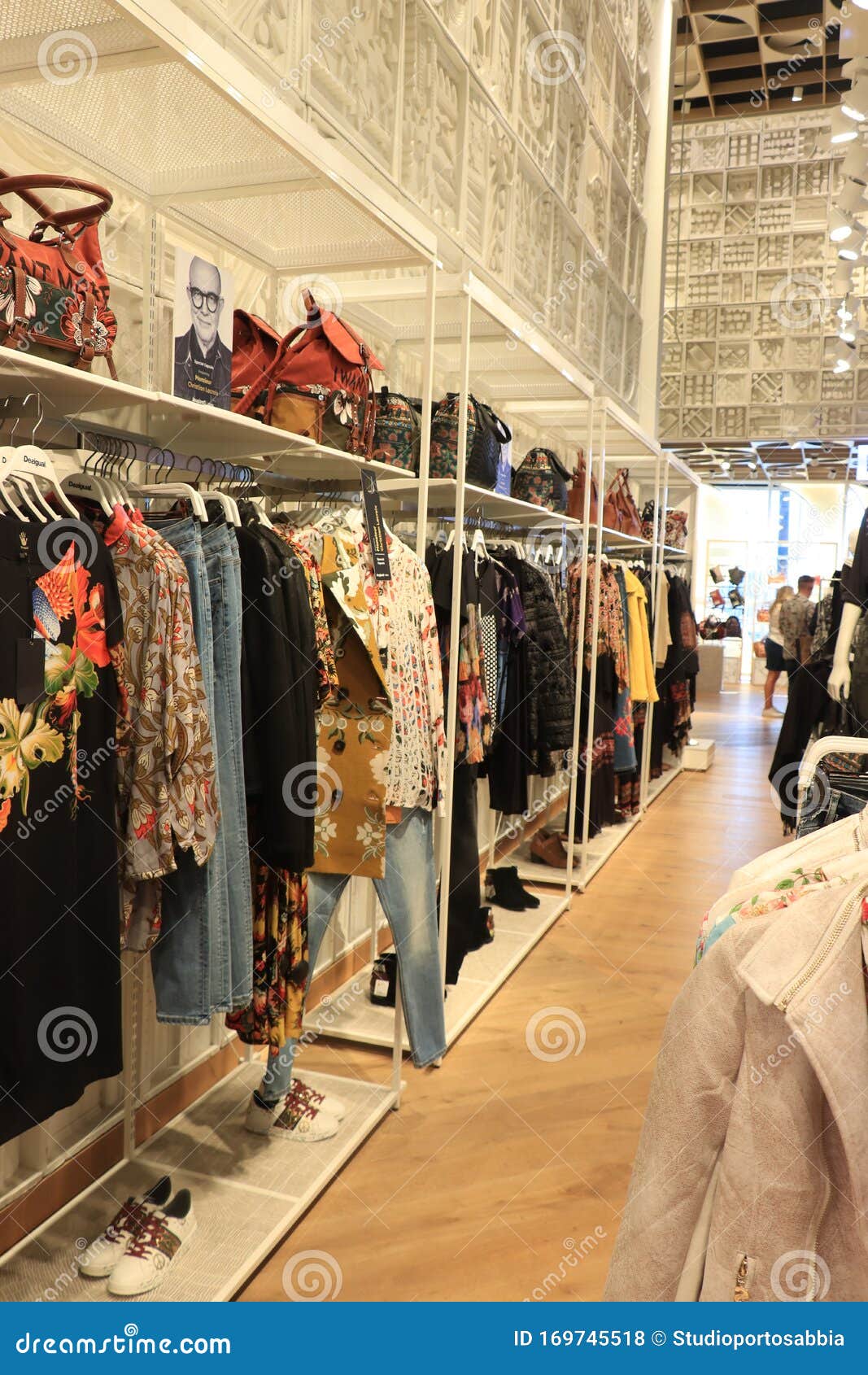 In detail Lijkt op Banzai Barcelona, Spain - September 29th 2019: Desigual Clothing Store Editorial  Stock Photo - Image of collection, maremagnum: 169745518