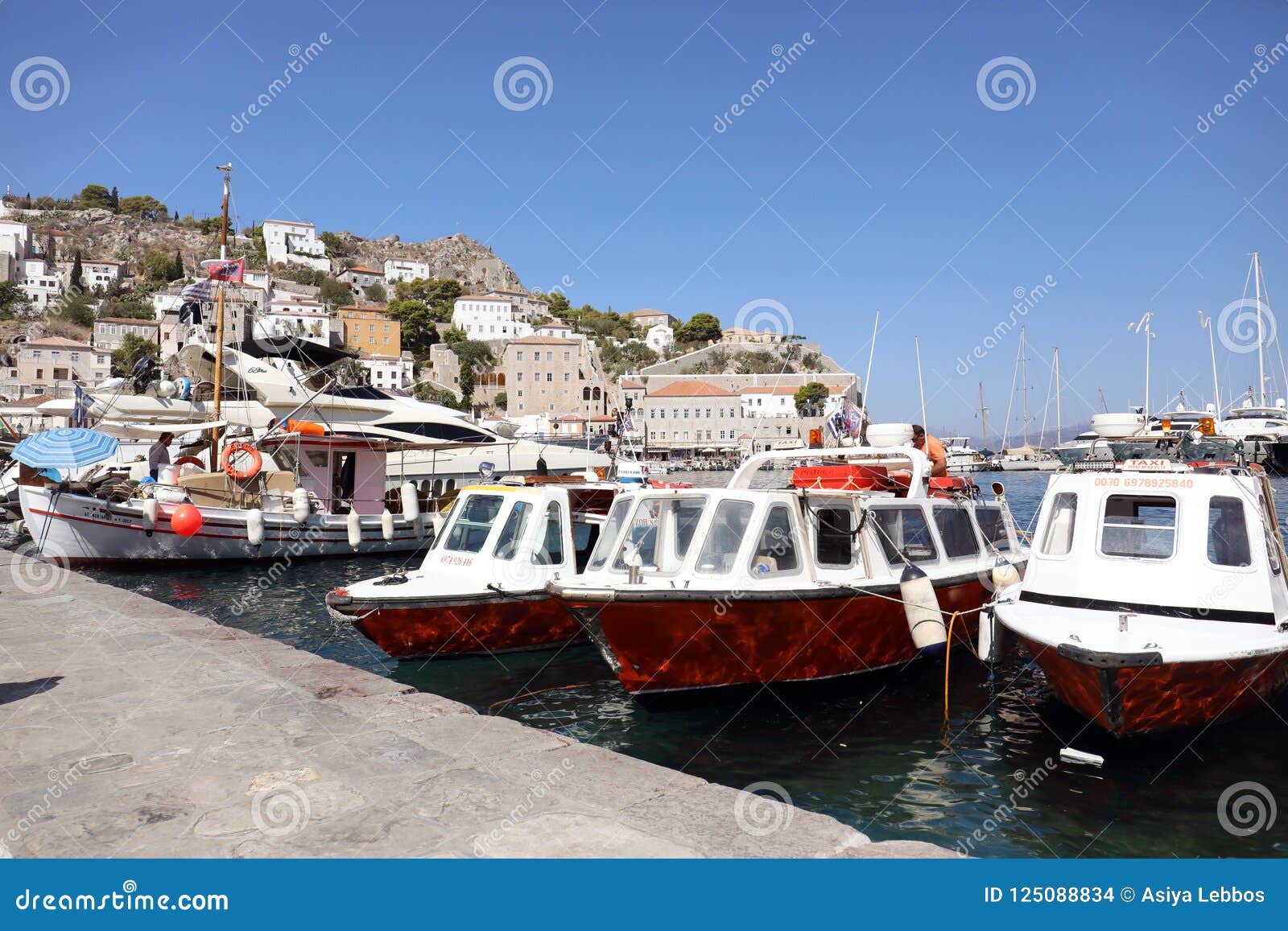 Barche nell'isola Grecia della hydra del mar Mediterraneo. Isola della hydra delle barche in Grecia in mar Mediterraneo
