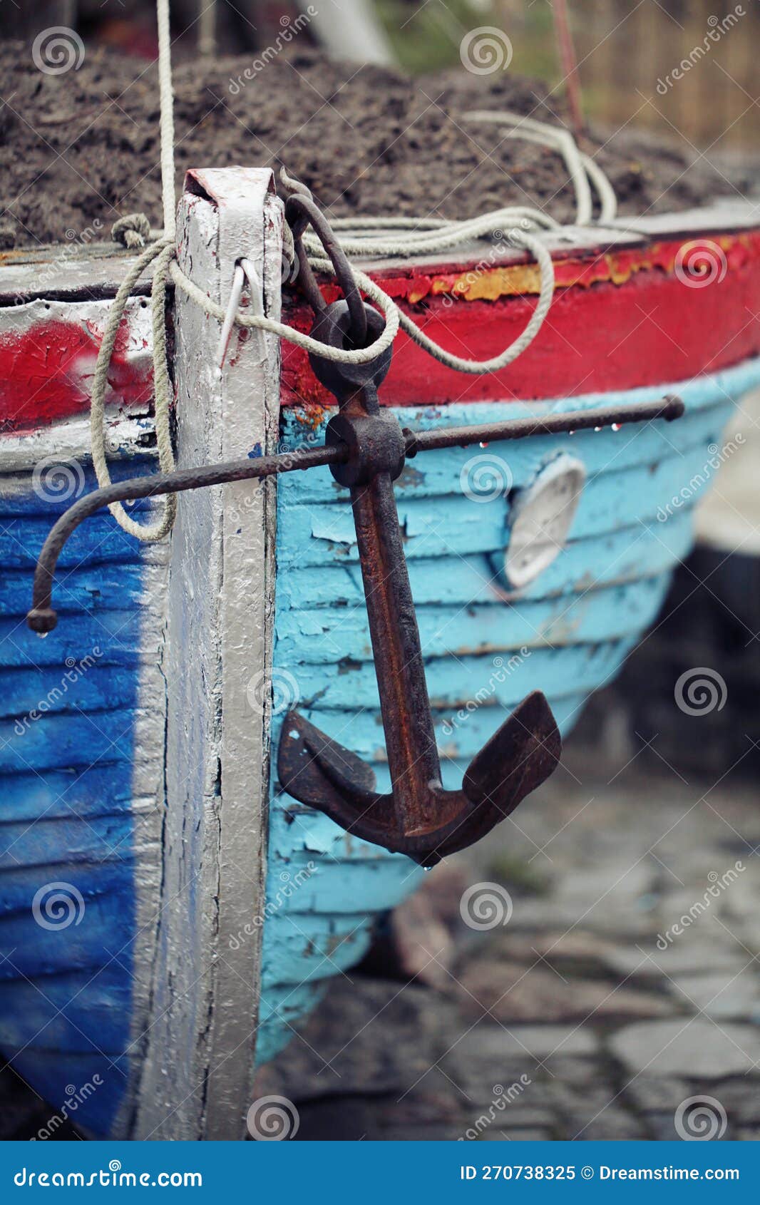 Barco Antiguo Azul Y Rojo Con Ancla Negra Imagen de archivo - Imagen de  turismo, europa: 270738325
