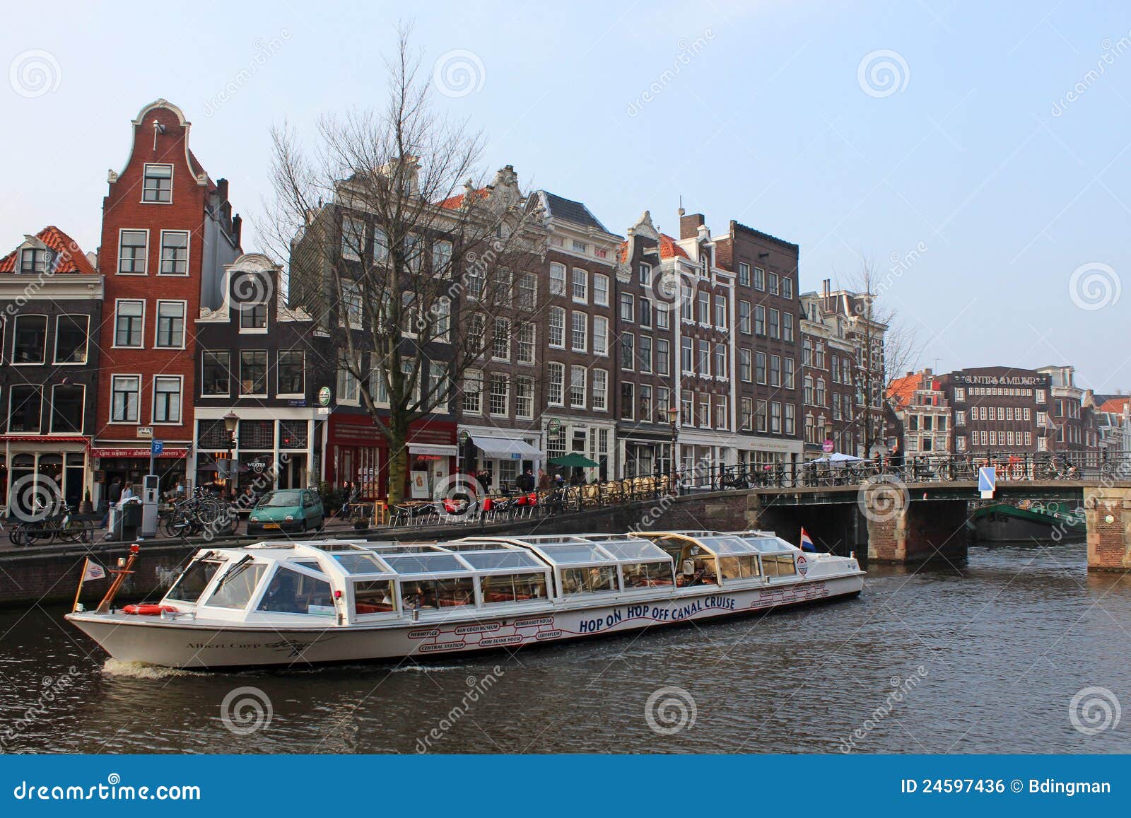 Barco da excursão de Amsterdão. Amsterdão, o capital dos Países Baixos, foi chamada a Veneza do norte por causa dos mais de 100 quilômetros dos canais que dão forma a círculos concêntricos em torno da cidade. A área do anel do canal do século XVII, incluindo o Prinsengracht, Keizersgracht, Herengracht e Jordaan, foi coloc na lista do património mundial do UNESCO em 2010. Os turistas apreciam excursões cénicos do barco do canal e de ver os marcos da cidade da água.