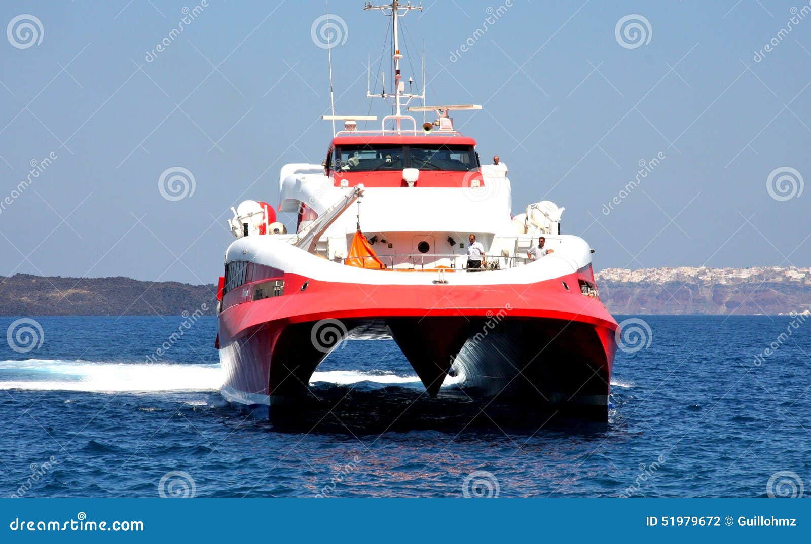 Barco de alta velocidad en Santorini en las islas de Cícladas en Grecia