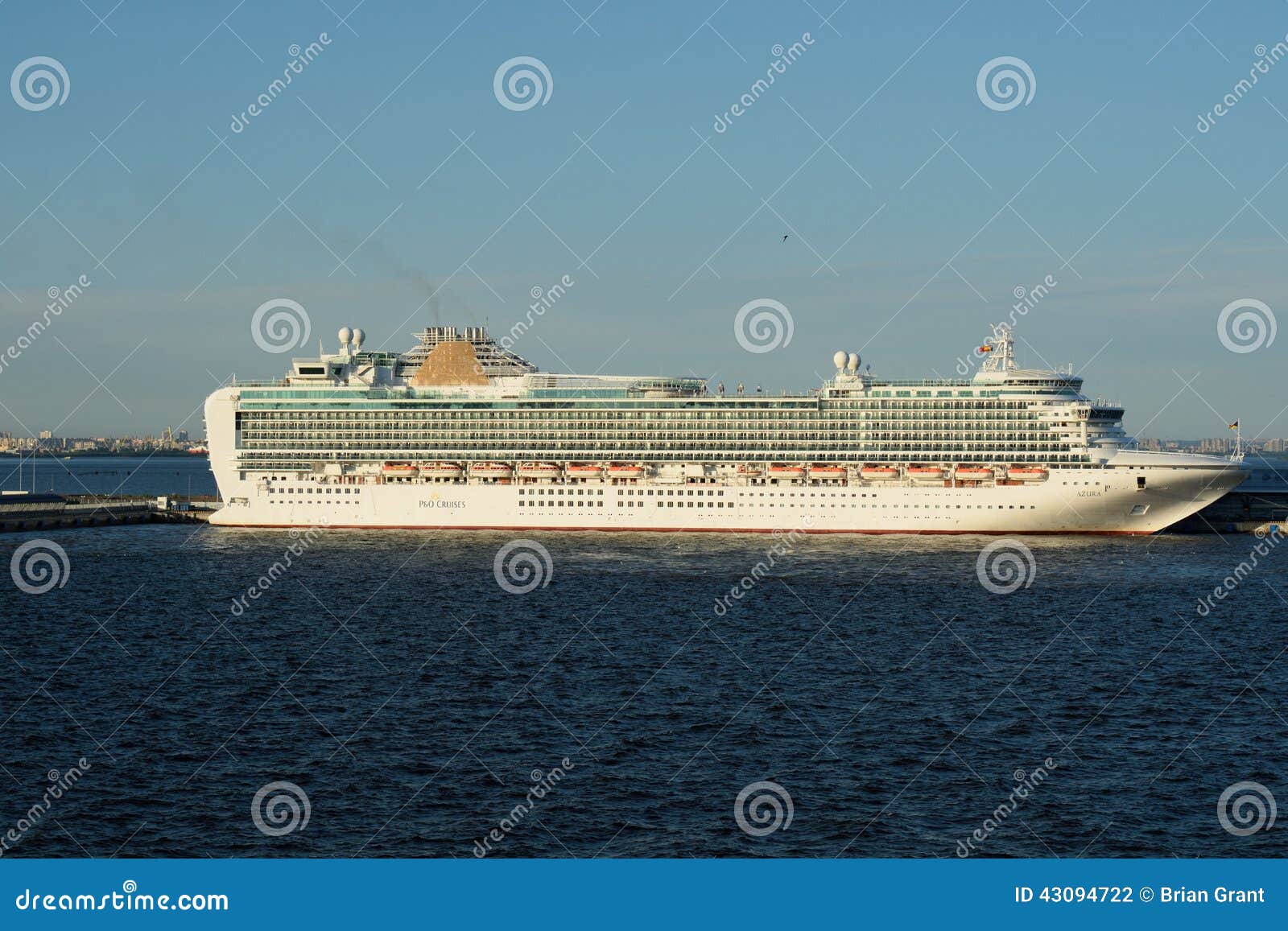 Barco de cruceros PandO Azura en St Petersburg. El barco de cruceros Azura de la cacerola O atracó en St Petersburg Rusia