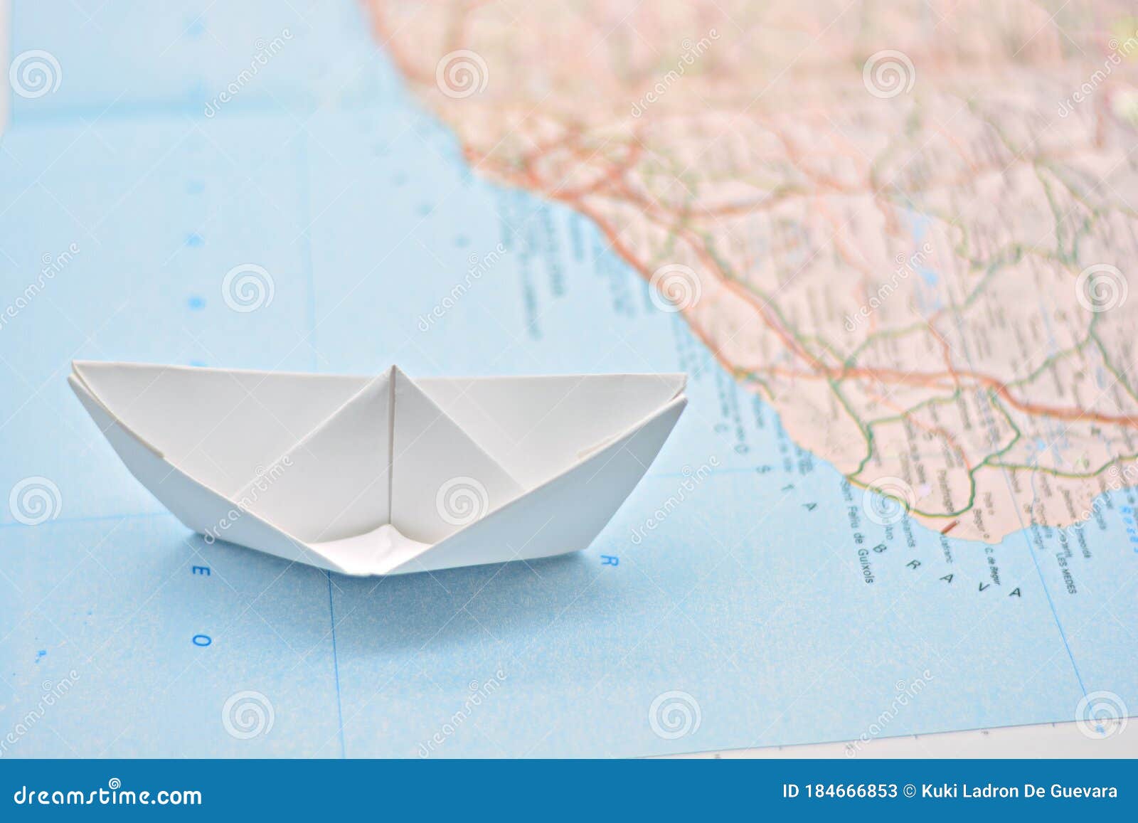 barco de papel sobre un mapa