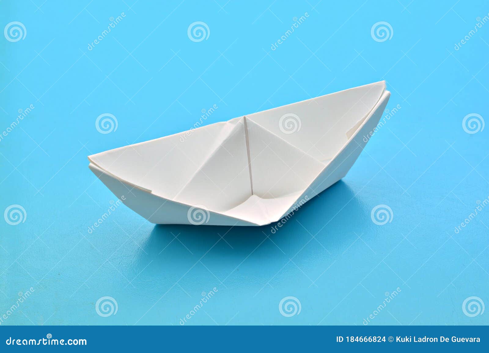 barco de papel sobre fondo azul