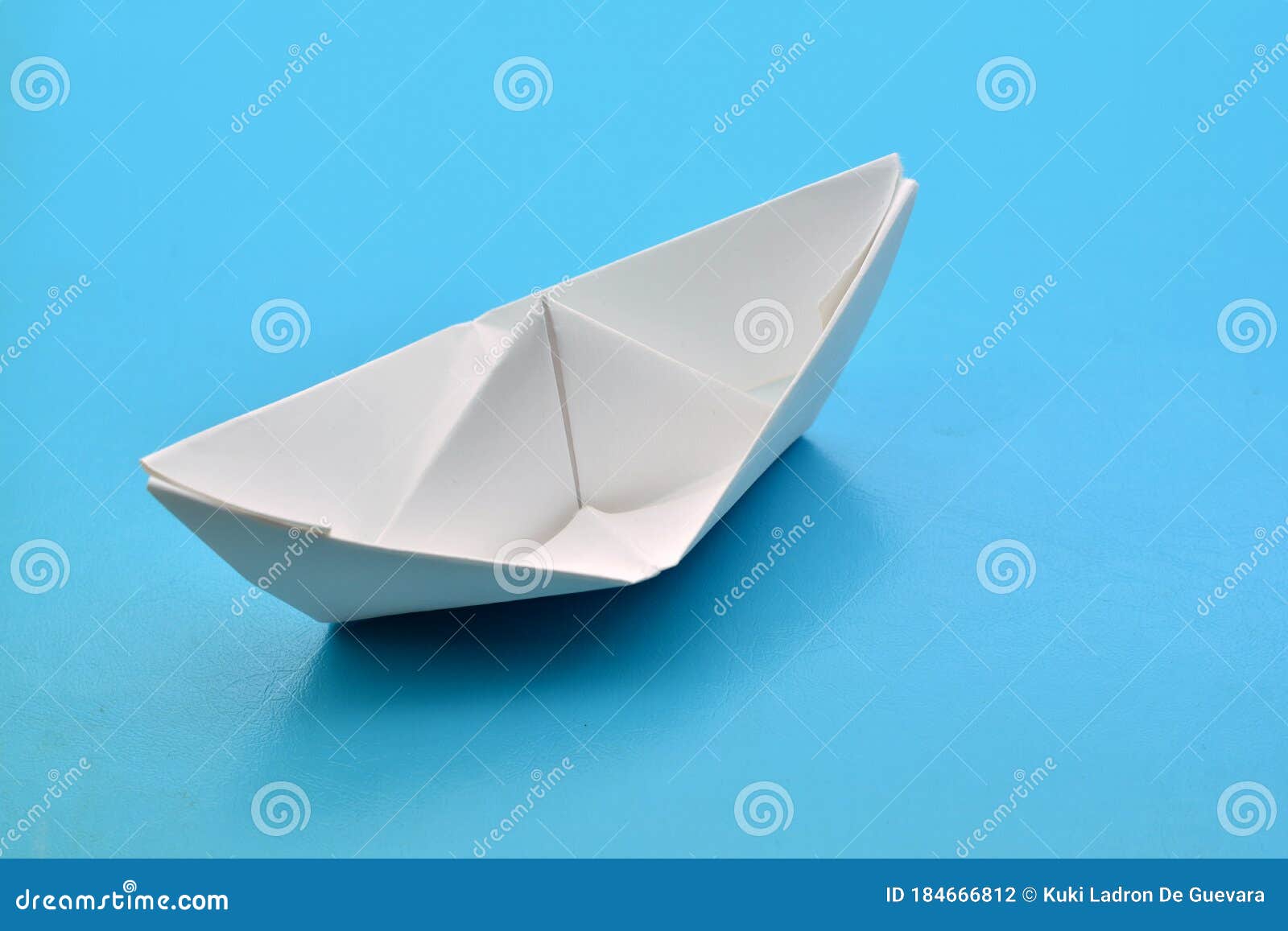 barco de papel sobre fondo azul