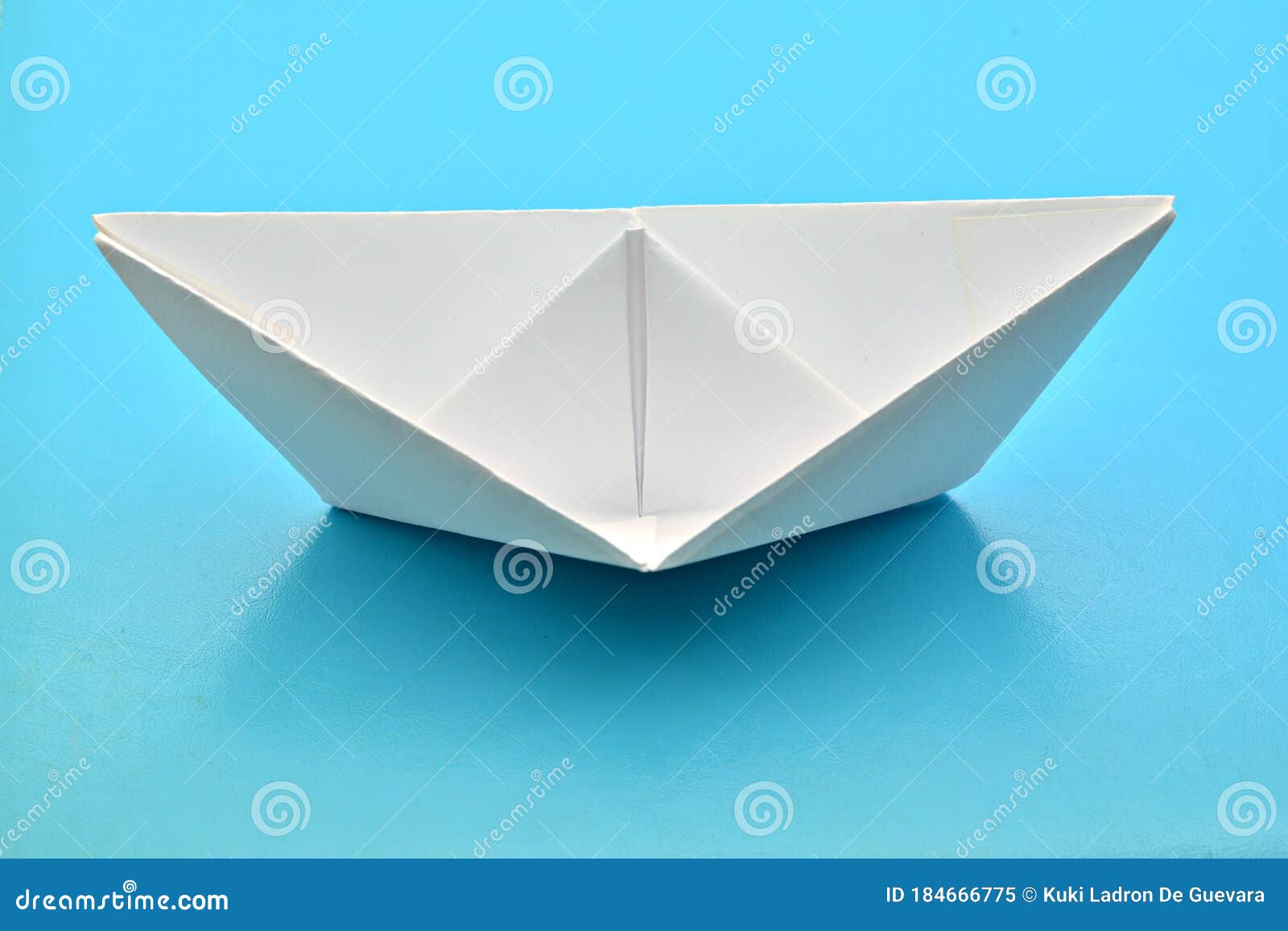 barco de papel sobre fondo azul