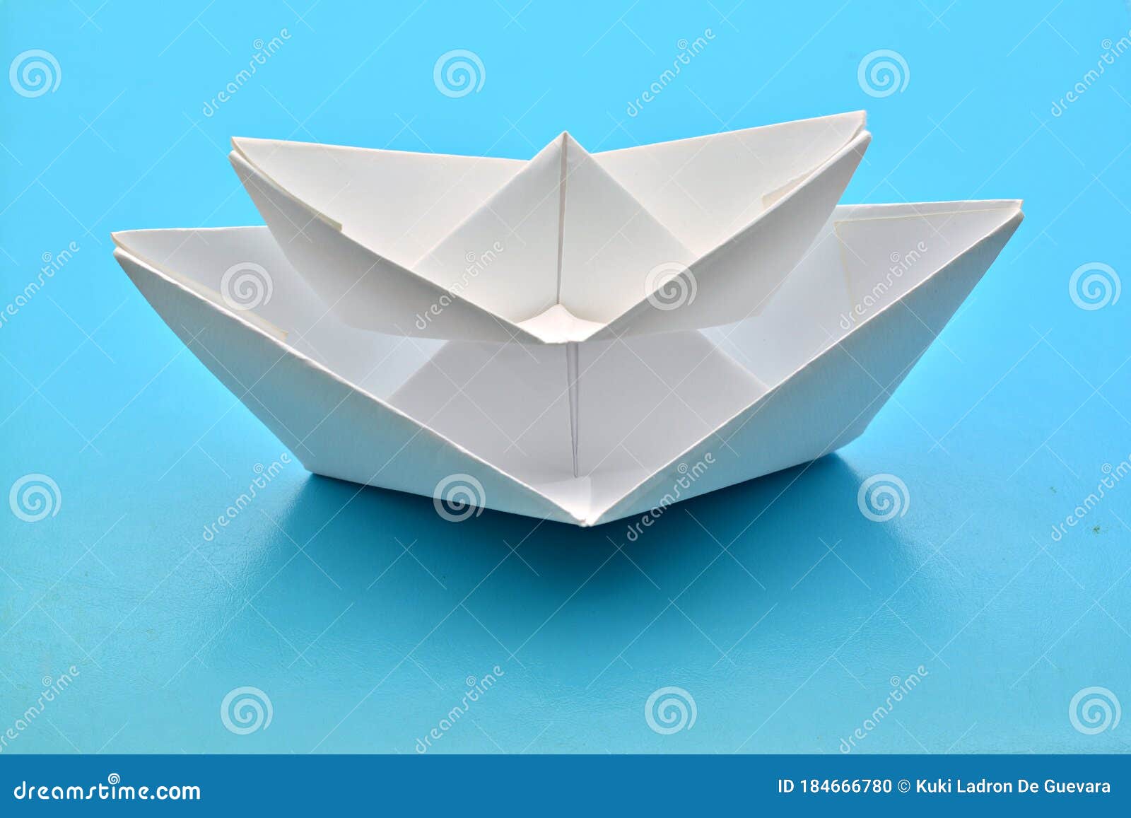 barco de papel sobre otro mas grande