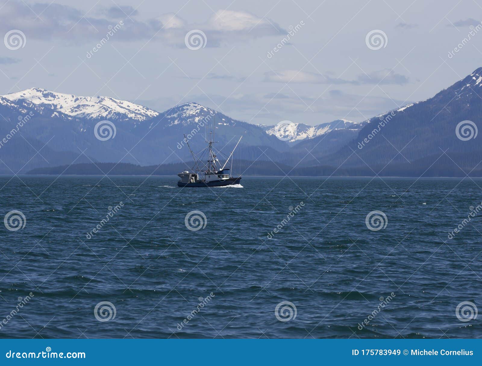 Barco De Pesca Do Salmão No Sudeste De Alaska Com Montanhas Imagem