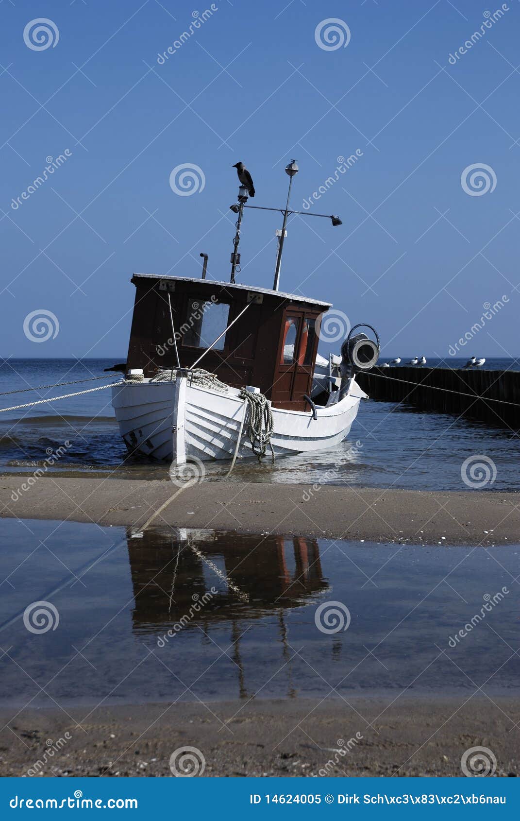 Barco de pesca en el mar. Barco de pesca blanco en el mar Báltico.