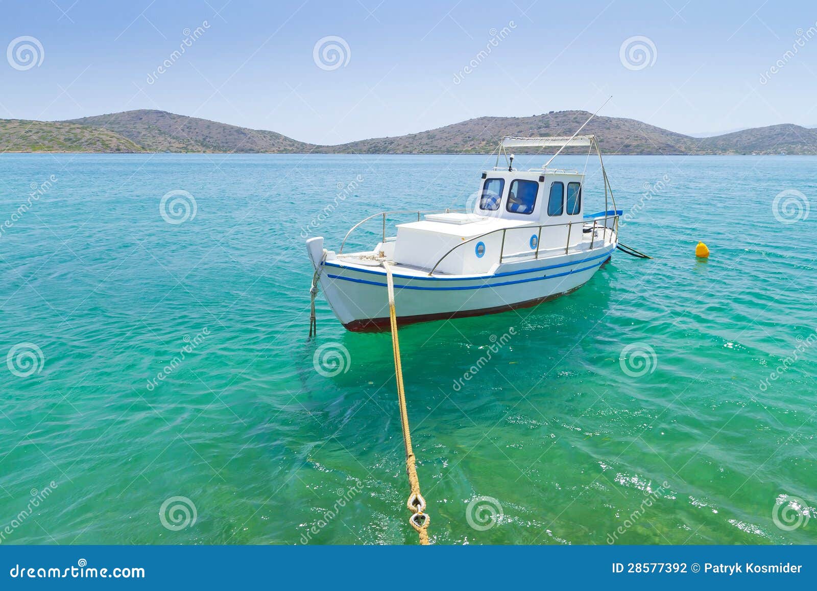 Pequeño barco de pesca en la costa de Creta, Grecia