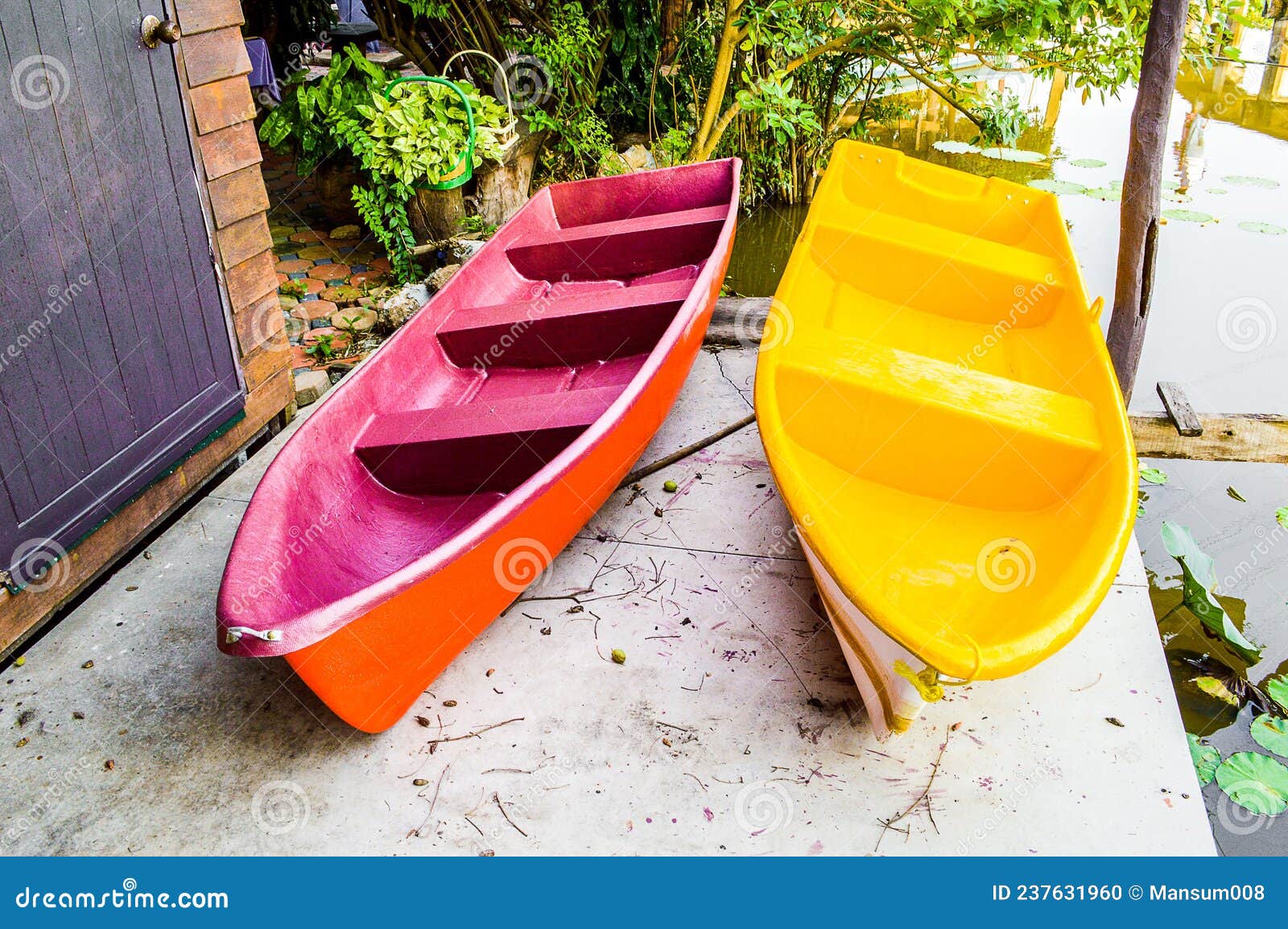 tapa Nylon Expresamente Barco De Plástico En El Suelo De Cemento Foto de archivo - Imagen de barco,  transporte: 237631960