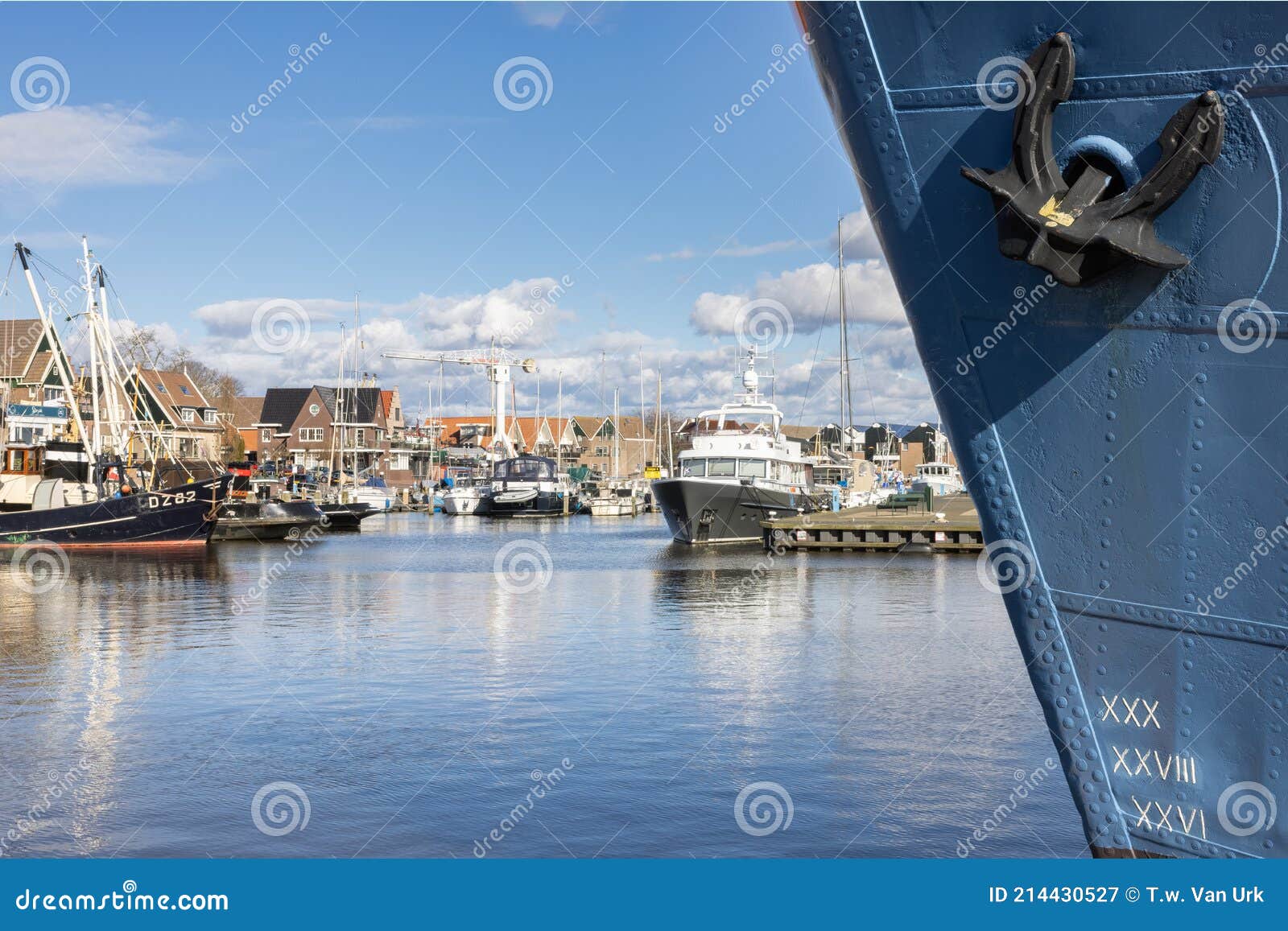 Barco De Proa De Acero Con Ancla En Puerto Holandés Pueblo Urk